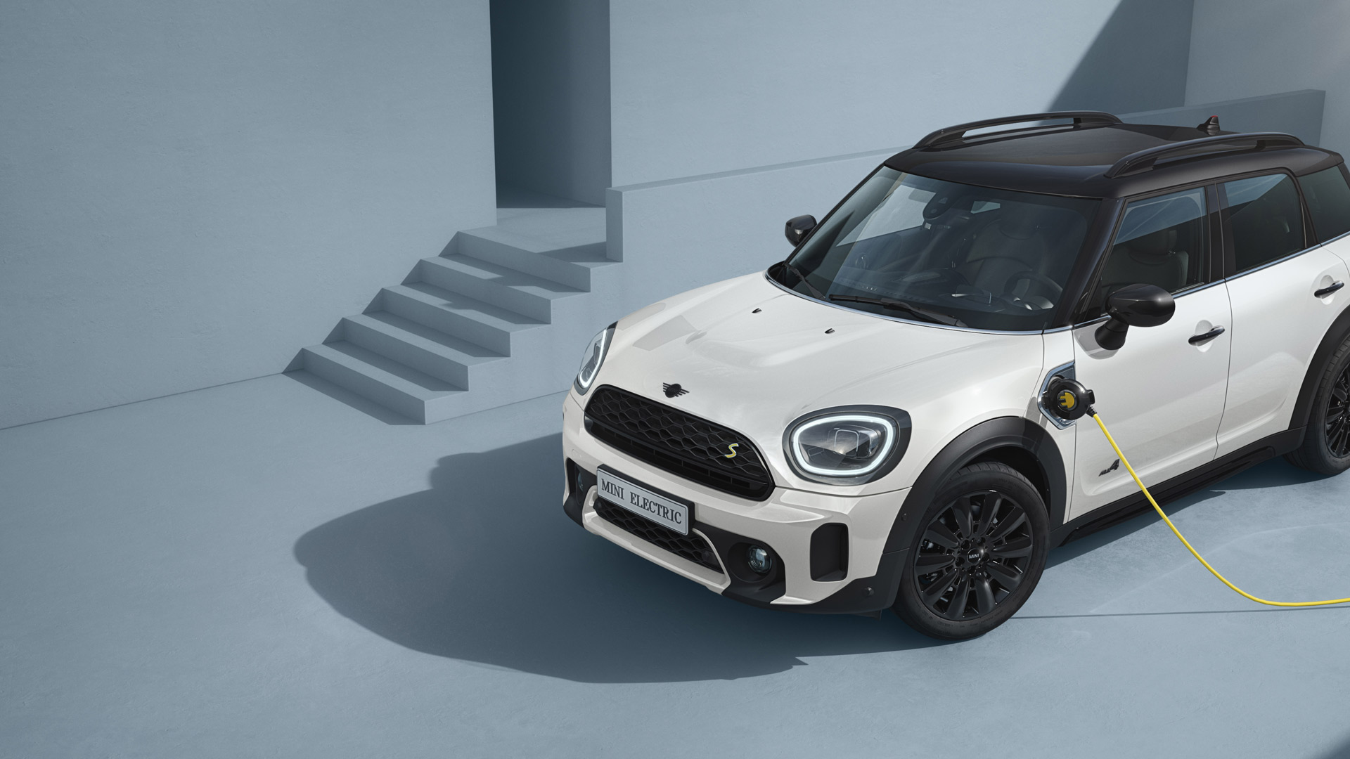 MINI Countryman hybrid – bočný pohľad – strieborné a žlté