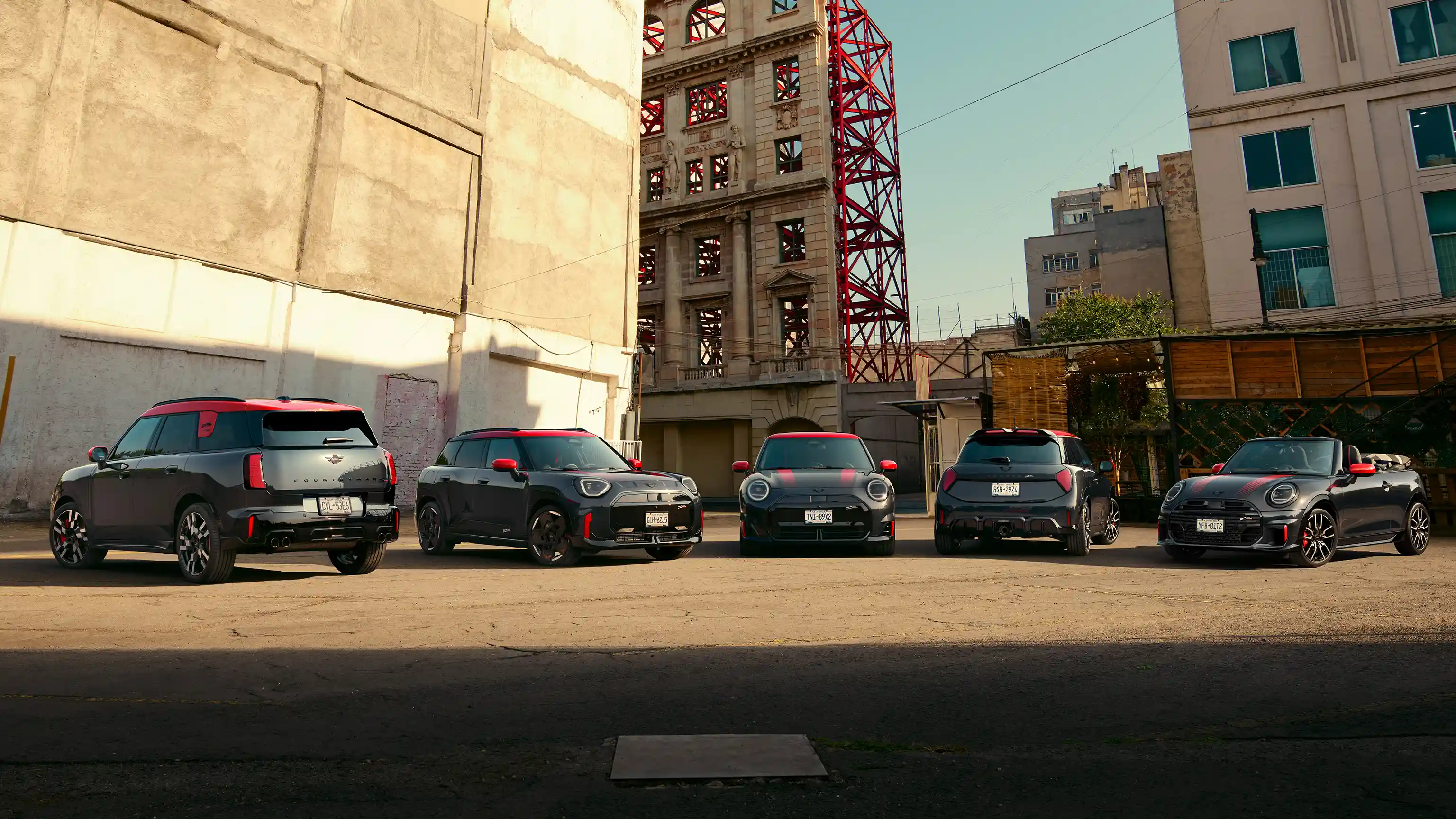 MINI JCW - Čisto elektrické MINI Cooper - predobočný pohľad