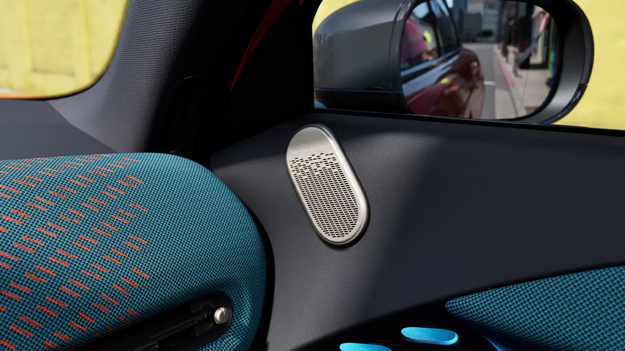Detailný pohľad na reproduktor Harman Kardon v čisto elektrickom MINI Aceman