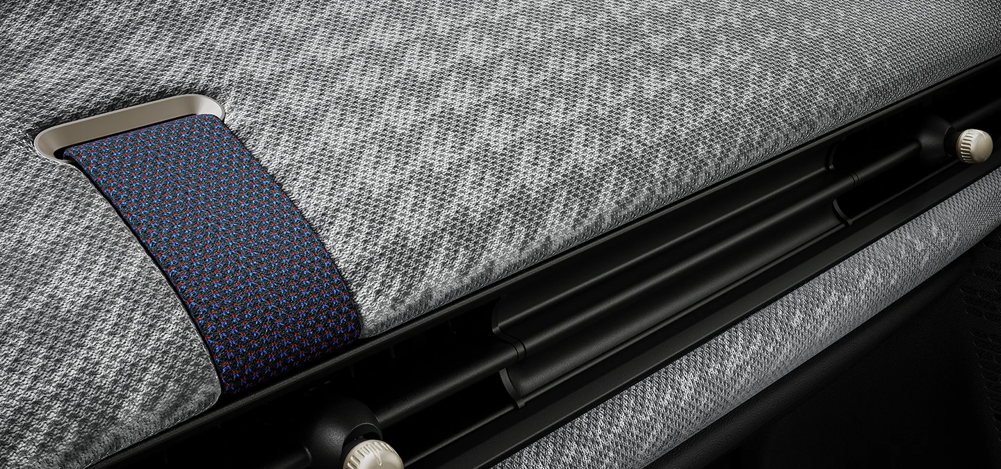 Pohľad zblízka na 2D-pletenú palubnú dosku vo vnútri MINI Cooper.