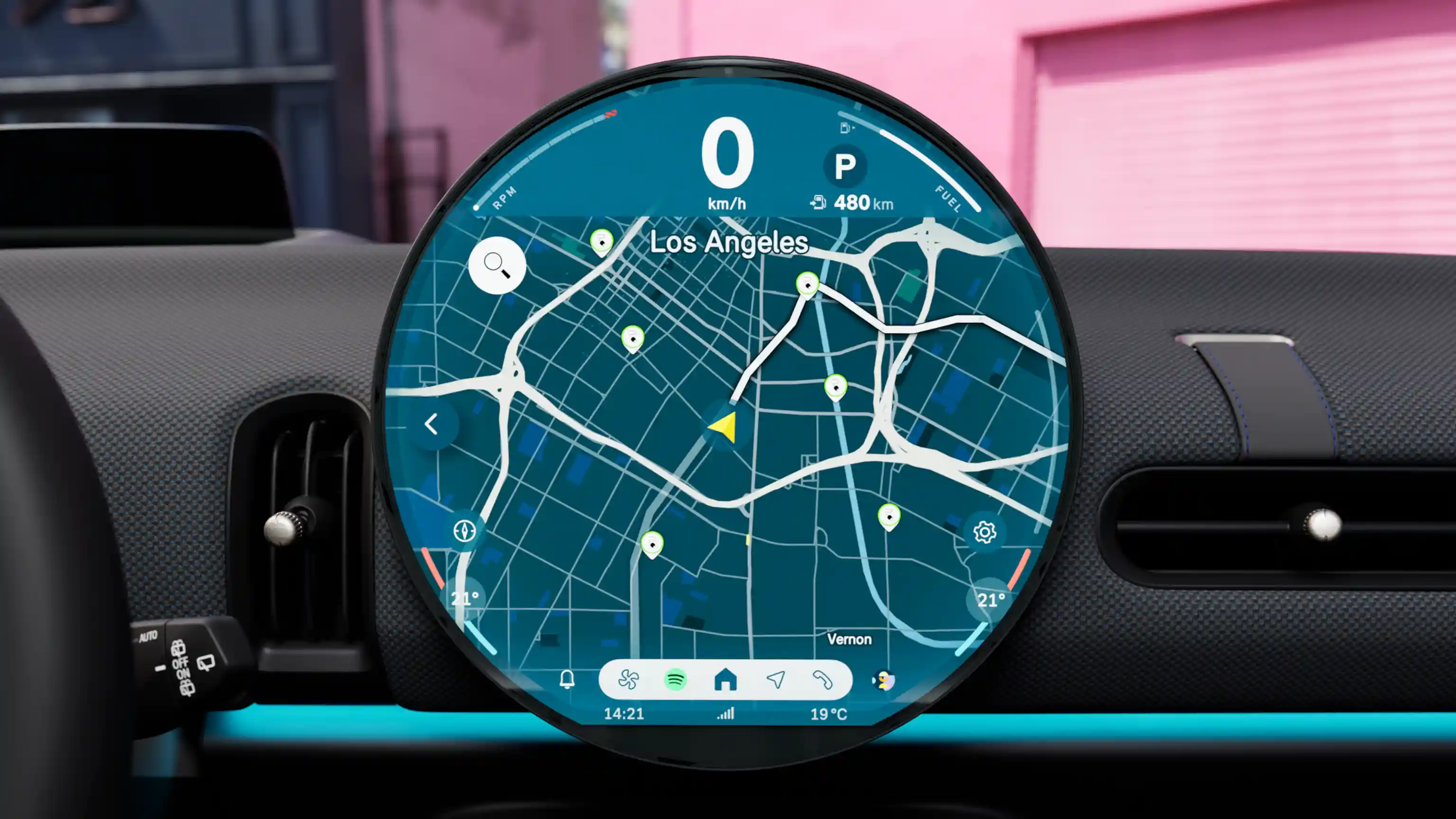 Video zobrazujúce displej v MINI Cooper s navigačnými a ovládacími prvkami