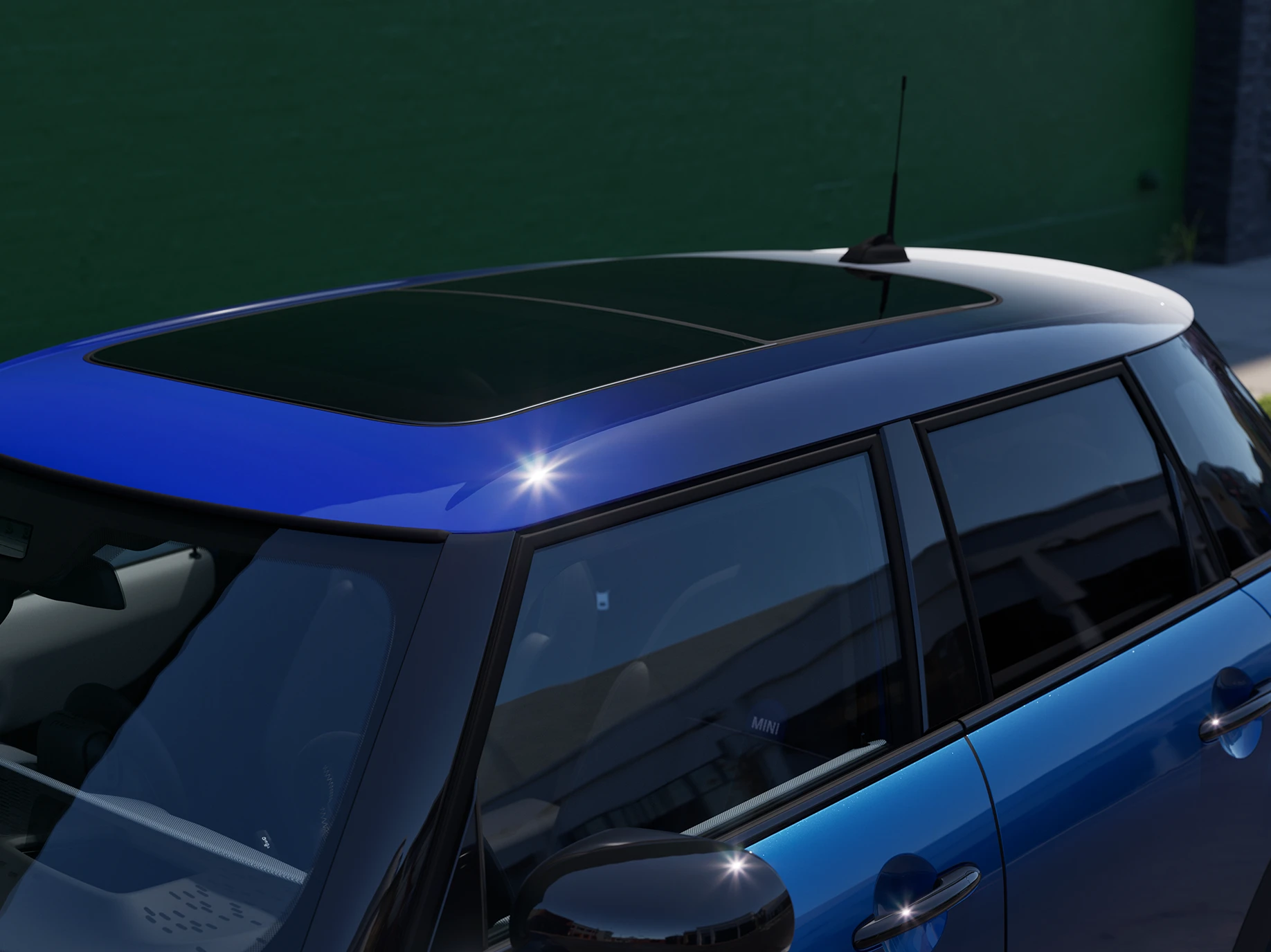 Detailný pohľad na MINI Cooper 5-dverové so zameraním na viacfarebnú strechu Multitone Blue.