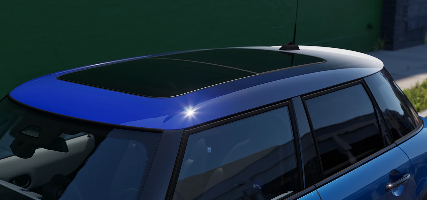 Detailný pohľad na MINI Cooper 5-dverové so zameraním na viacfarebnú strechu Multitone Blue.