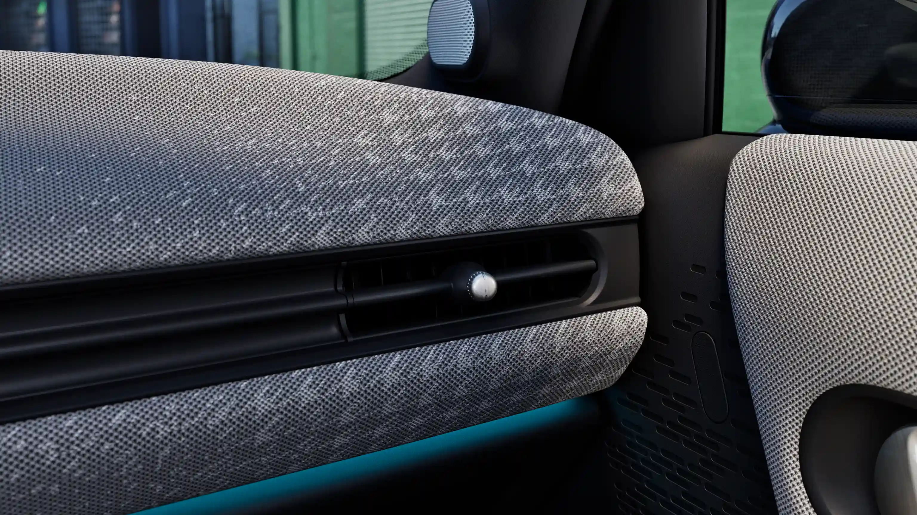 Detailný pohľad na palubnú dosku MINI Cooper 5-dverového s modrým ambientným osvetlením