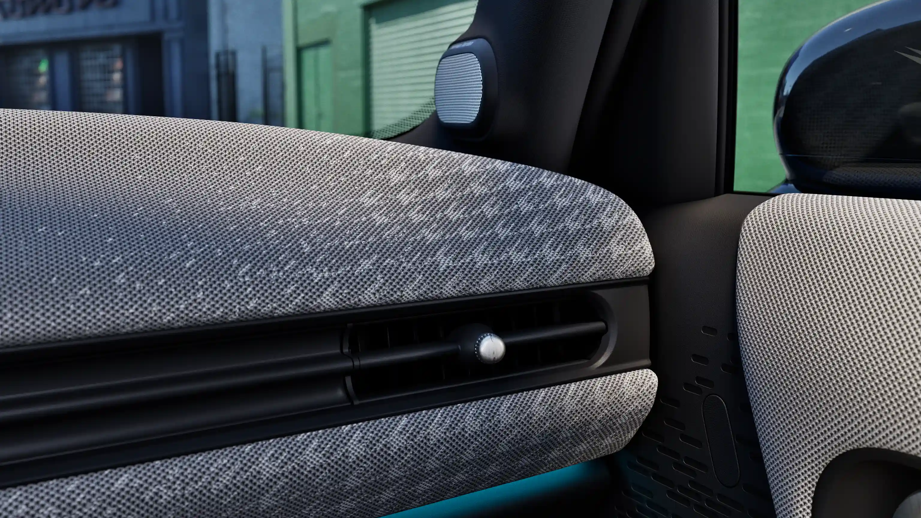 Detailný pohľad na palubnú dosku MINI Cooper 5-dverového s modrým ambientným osvetlením