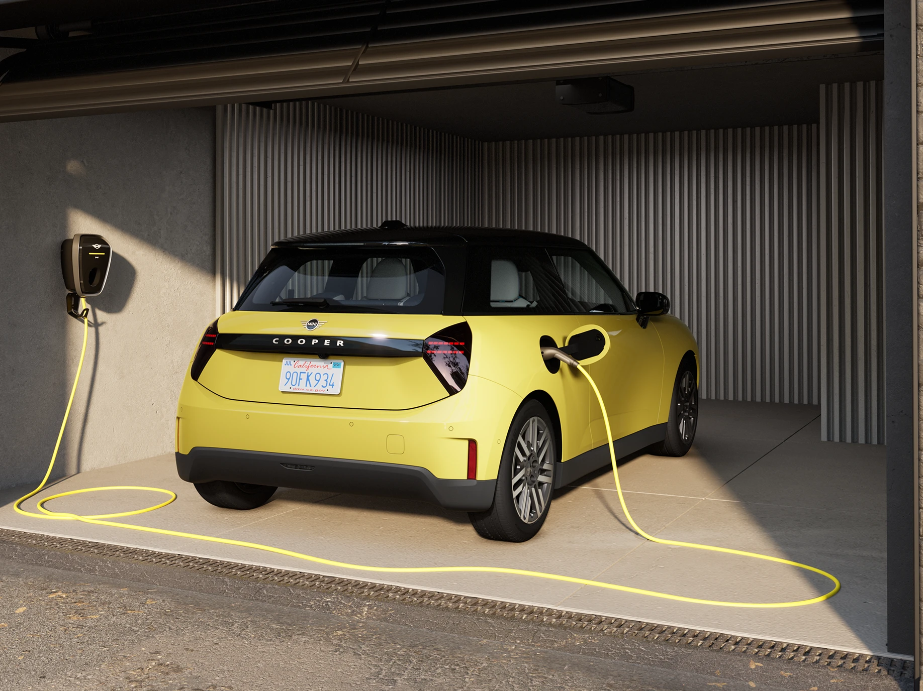 Pohľad zozadu na čisto elektrické MINI Cooper vo farbe Sunnyside Yellow pri nabíjaní v garáži. 