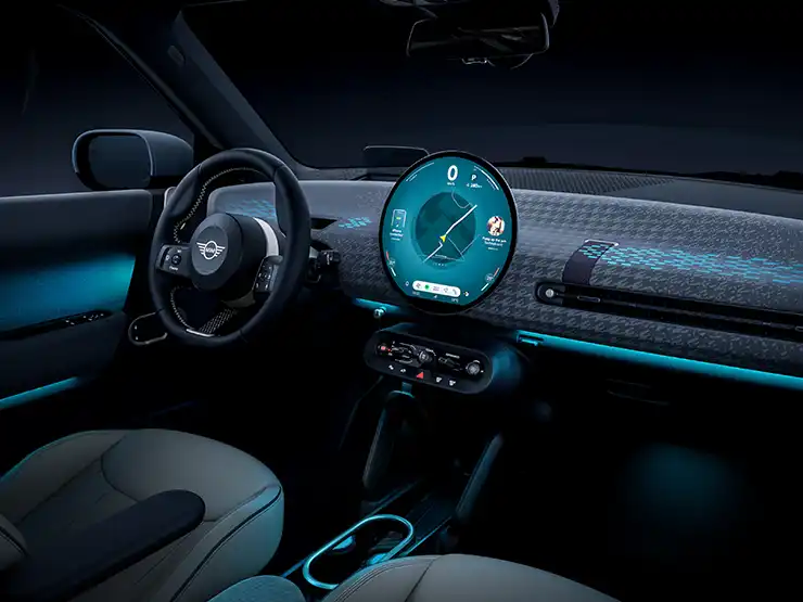 Pohľad do interiéru čisto elektrického MINI Cooper s modrým ambientným osvetlením.