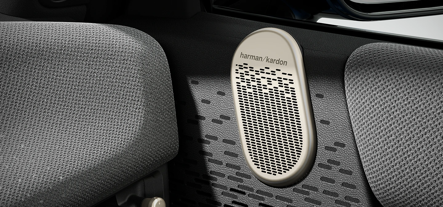 Pohľad zblízka na MINI Harman Kardon Surround Sound systém.