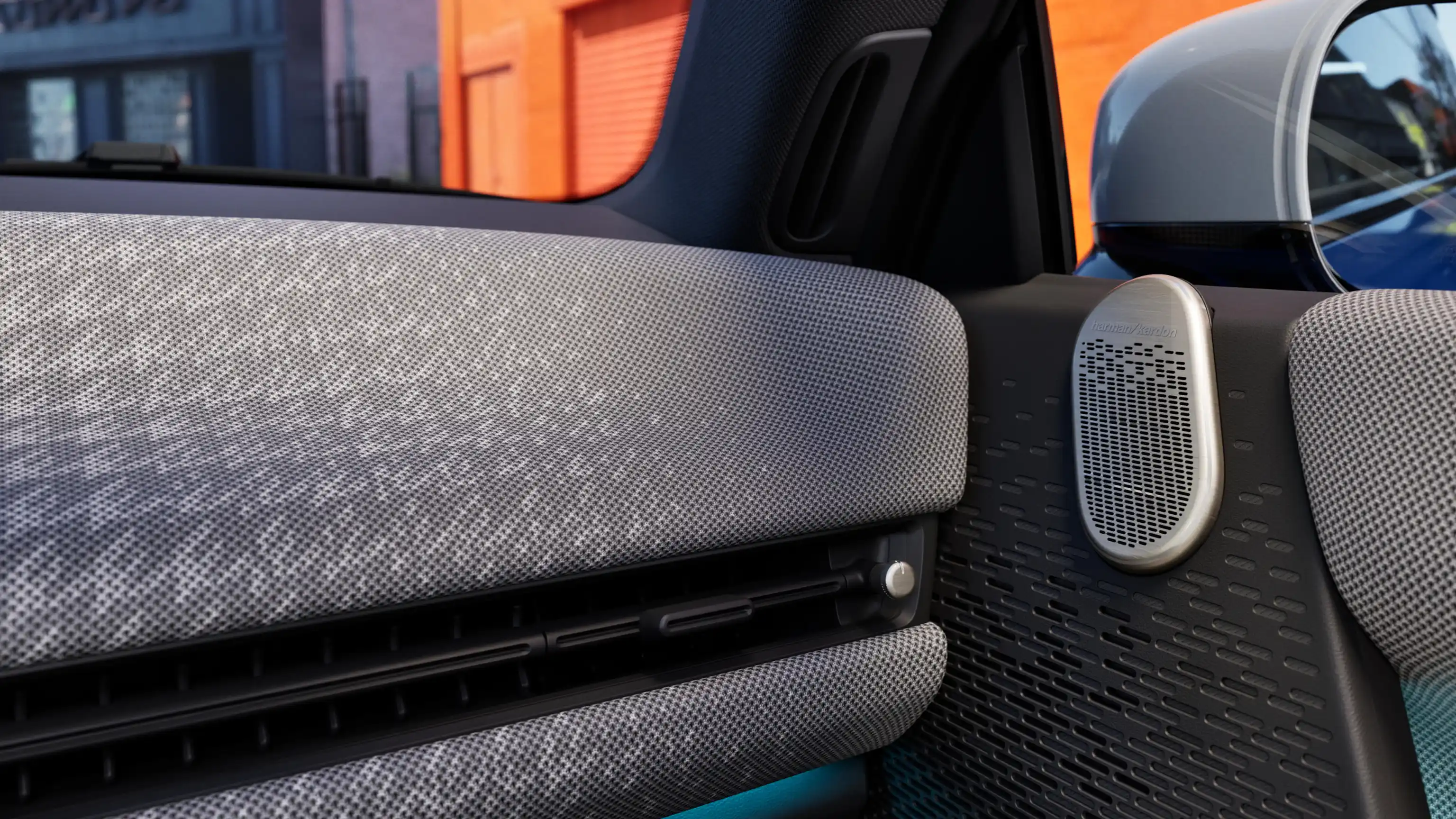 Detailný pohľad na palubnú dosku čisto elektrického MINI Cooper v sivej farbe