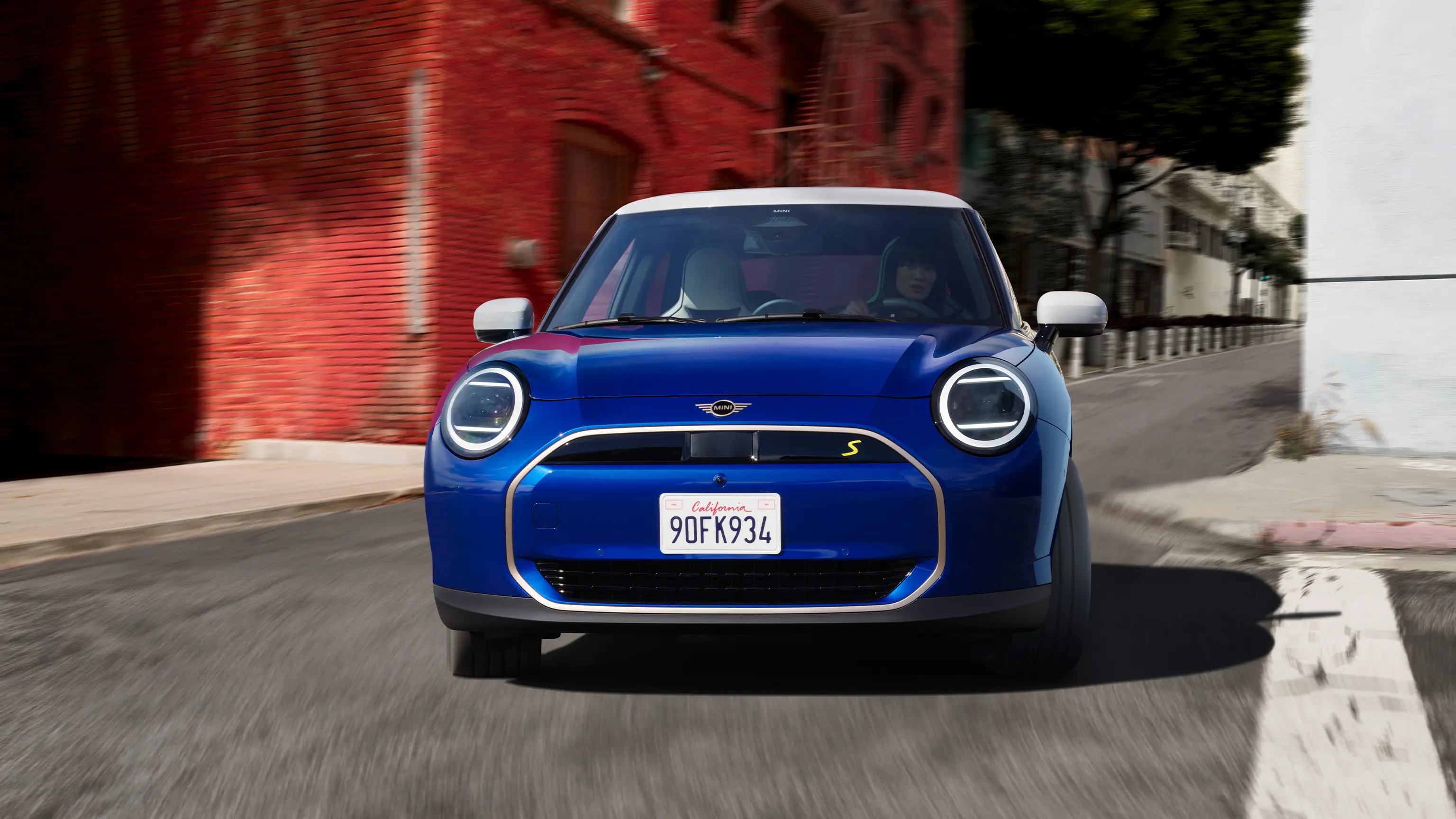 Čisto elektrické MINI Cooper - predný pohľad