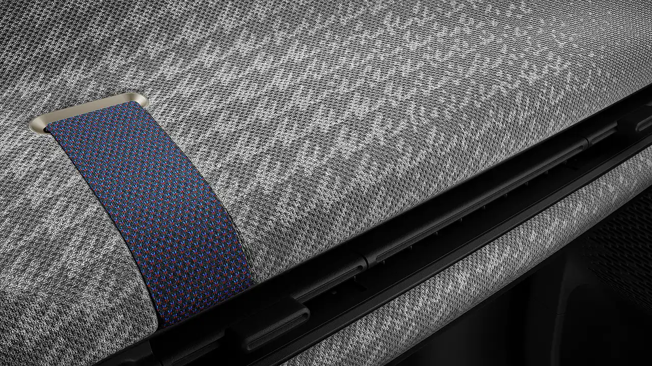 Pohľad na palubnú dosku čisto elektrického MINI Cooper v sivej a bielej farbe