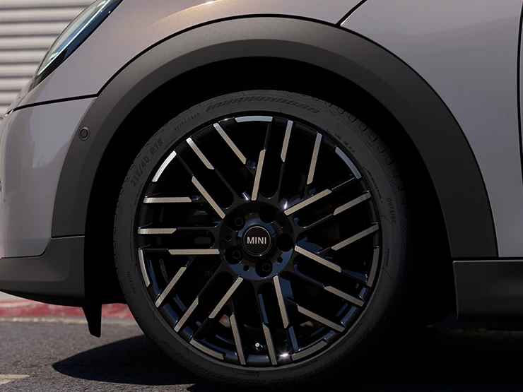 Detailný pohľad na MINI Cooper Cabrio vo farbe Copper Grey s dvojfarebnými diskami kolies Night Flash Spoke.