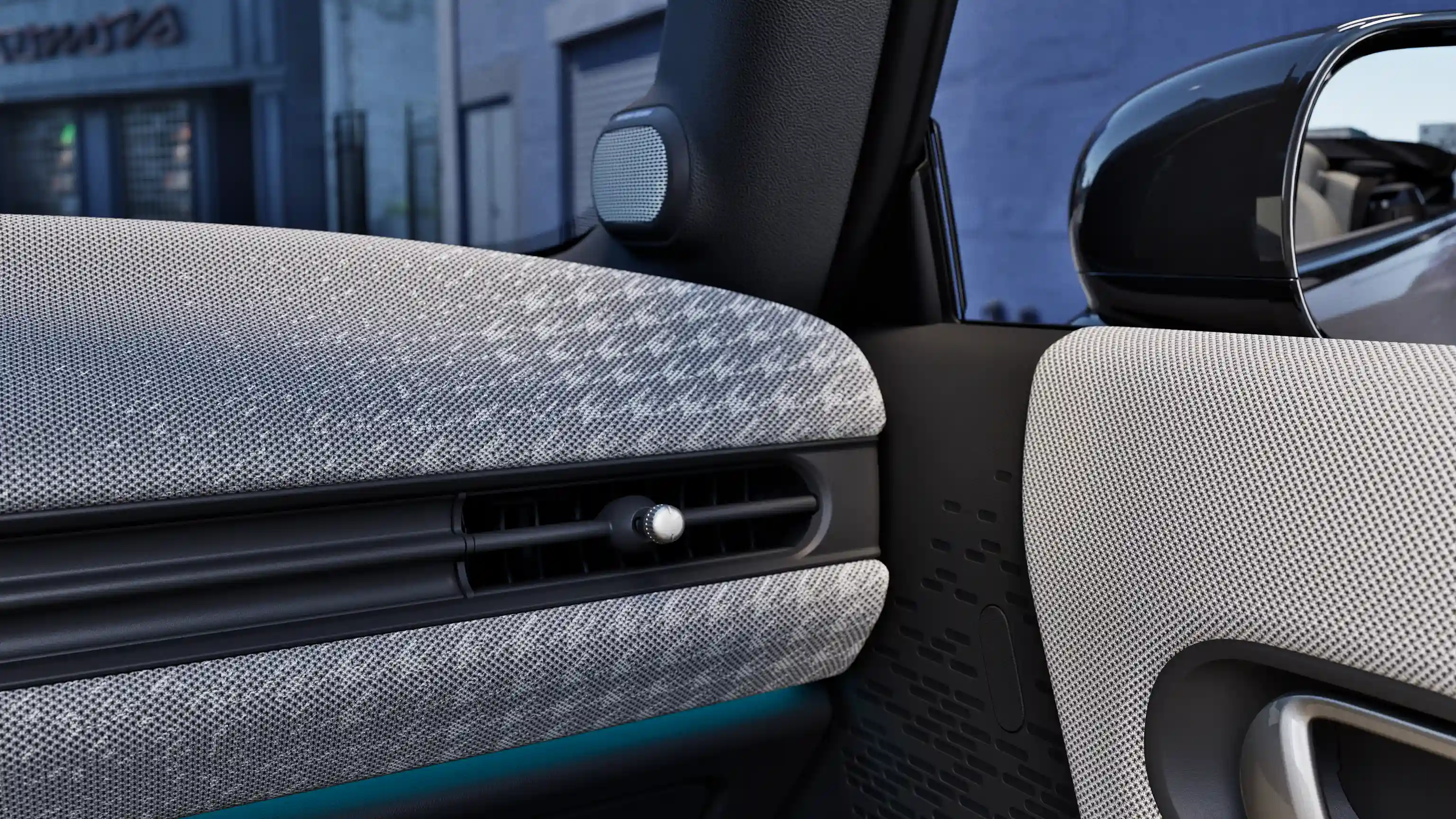 Detailný pohľad na palubnú dosku MINI Cooper Cabrio s ambientným osvetlením