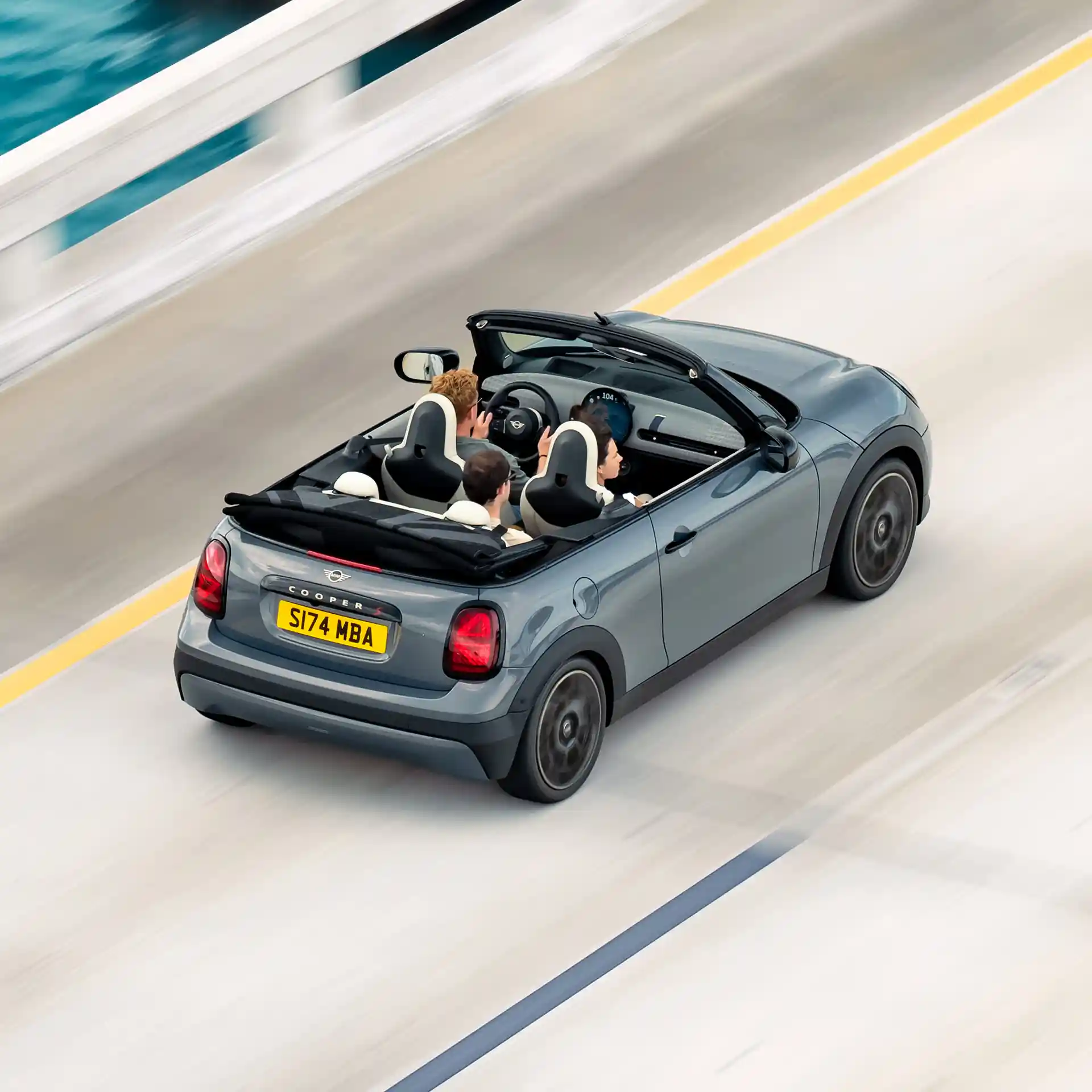MINI Cooper Cabrio - Jazdný pohľad zozadu