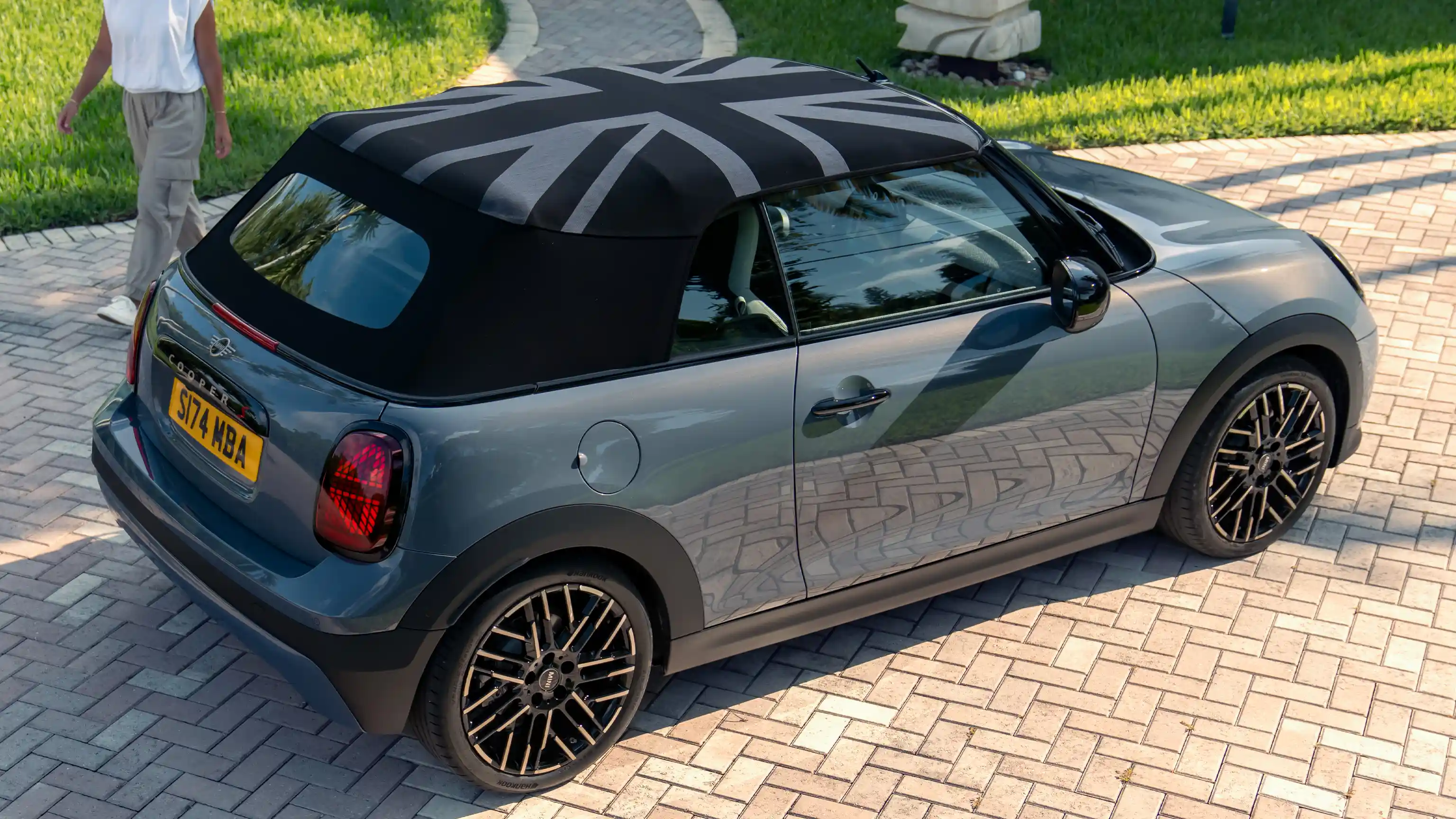 Pohľad zhora na MINI Cooper Cabrio vo farbe Copper Grey a so strechou MINI Yours