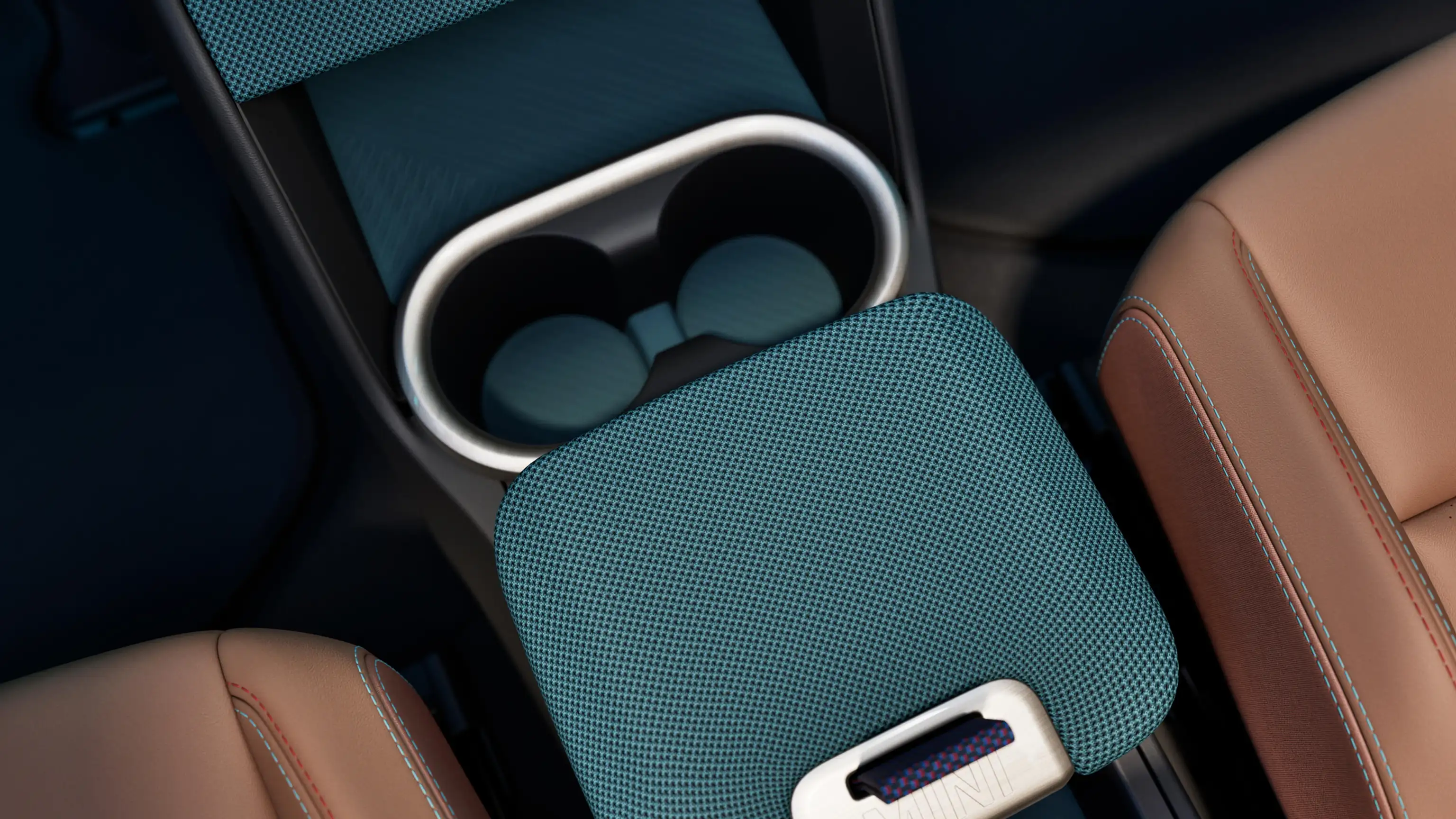 Horný pohľad na palubnú dosku čisto elektrického MINI Countryman