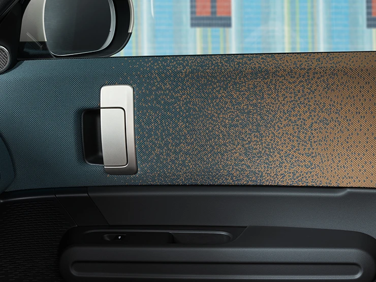 Pohľad zblízka na interiérový dizajn čisto elektrického MINI Countryman so zameraním na dvere a palubnú dosku.