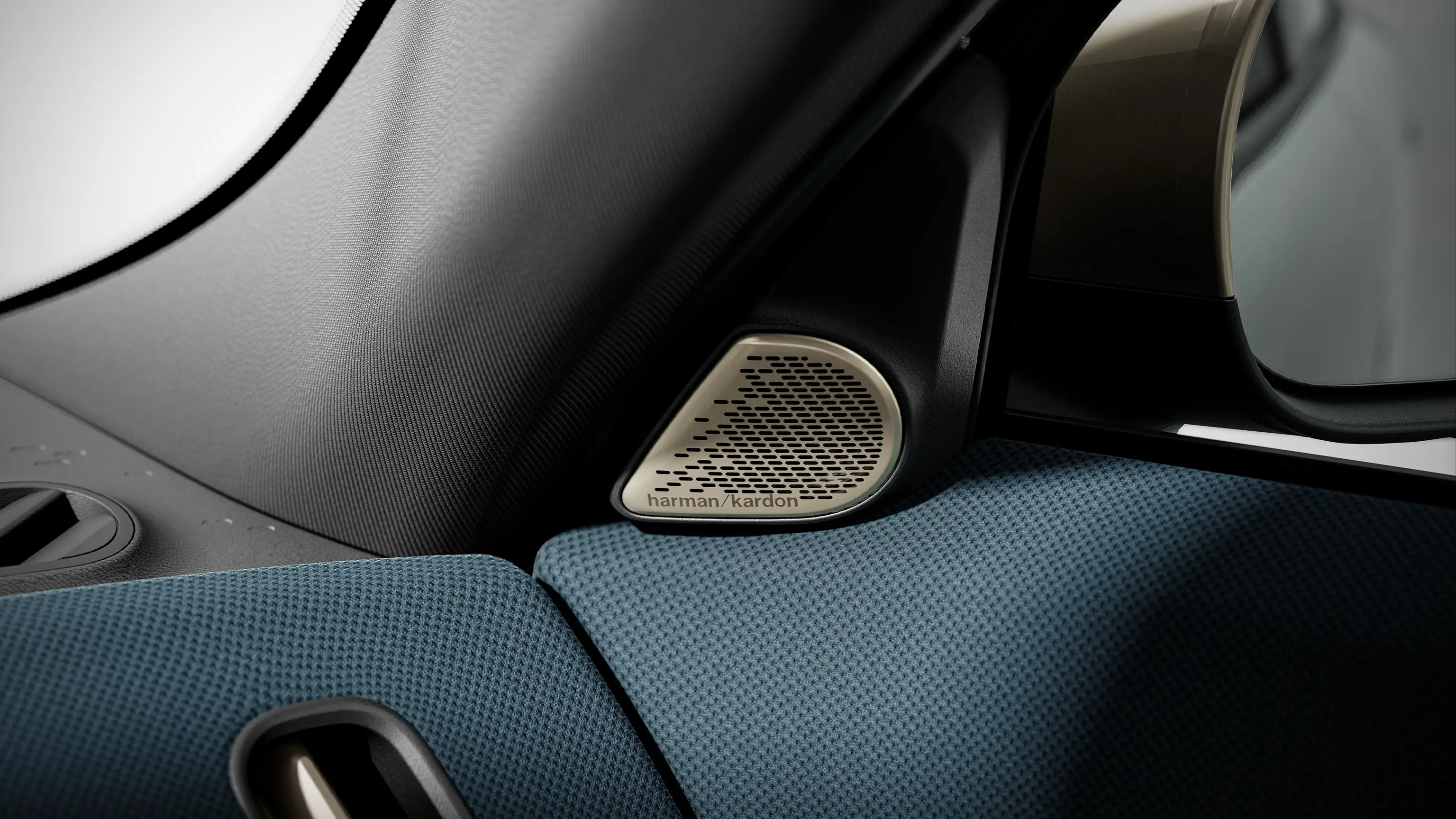 Video o audio systéme čisto elektrického MINI Countryman