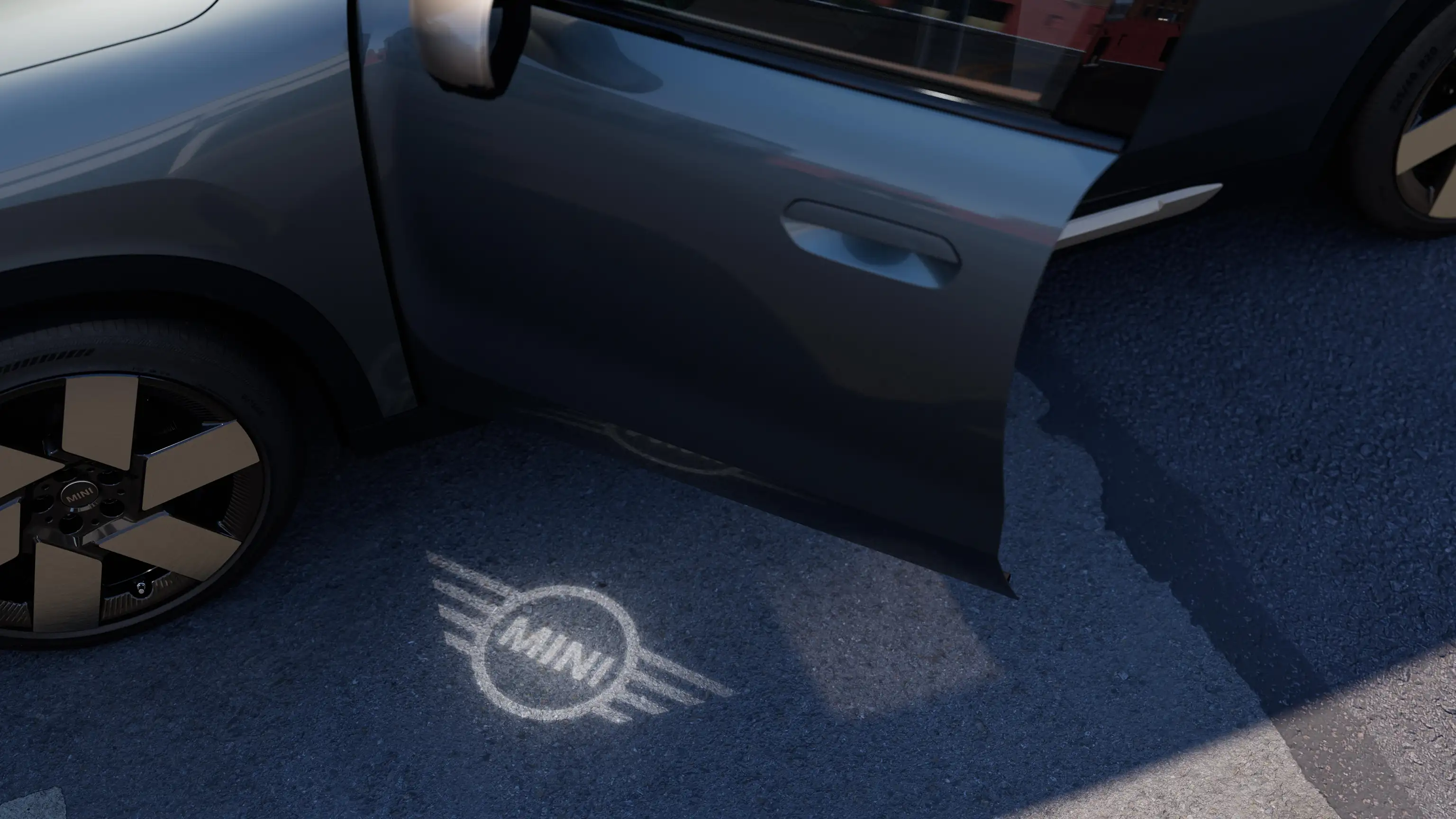 Čisto elektrické MINI Countryman - Projekcia z dverí