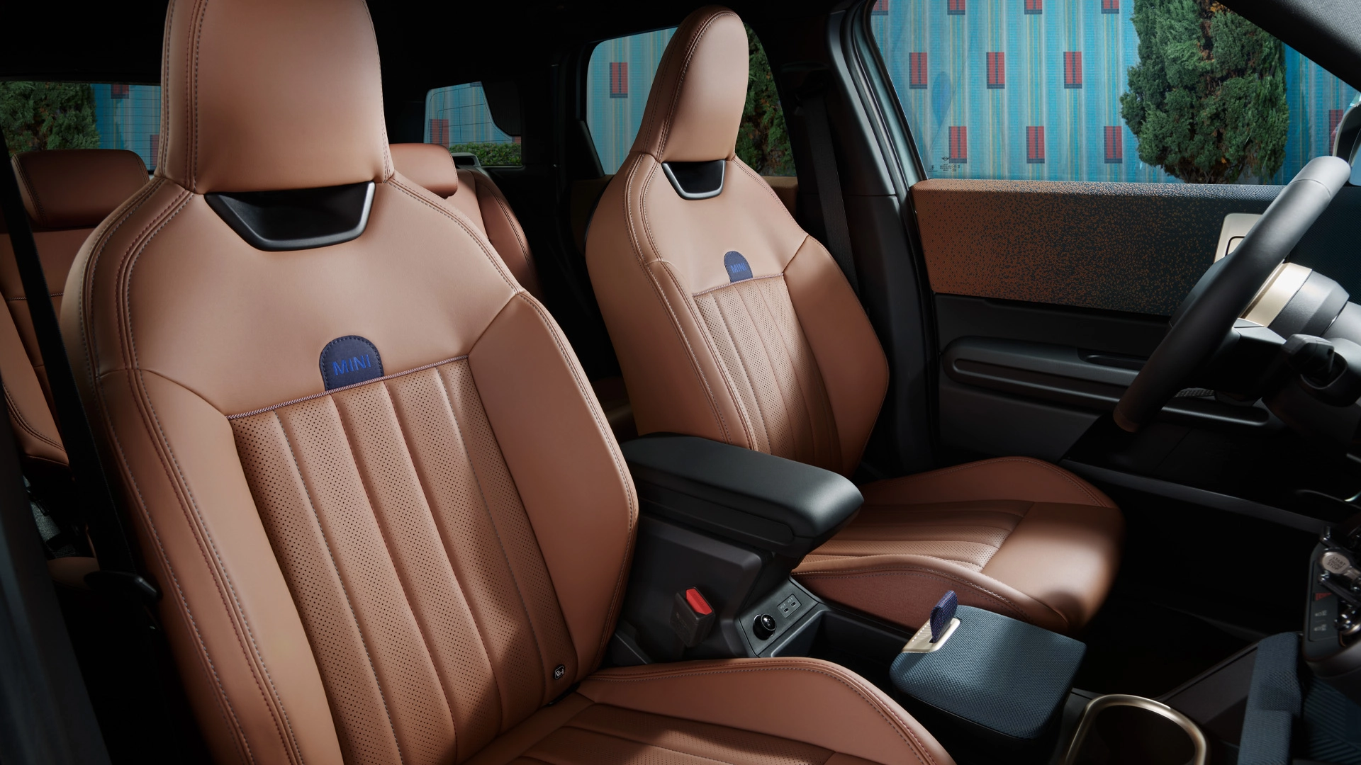 MINI Countryman - interiér - predné sedadlá brown