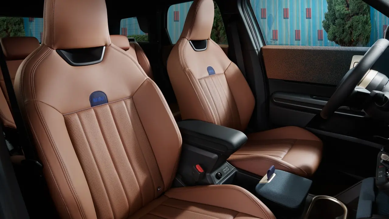 MINI Countryman - interiér - predné sedadlá brown