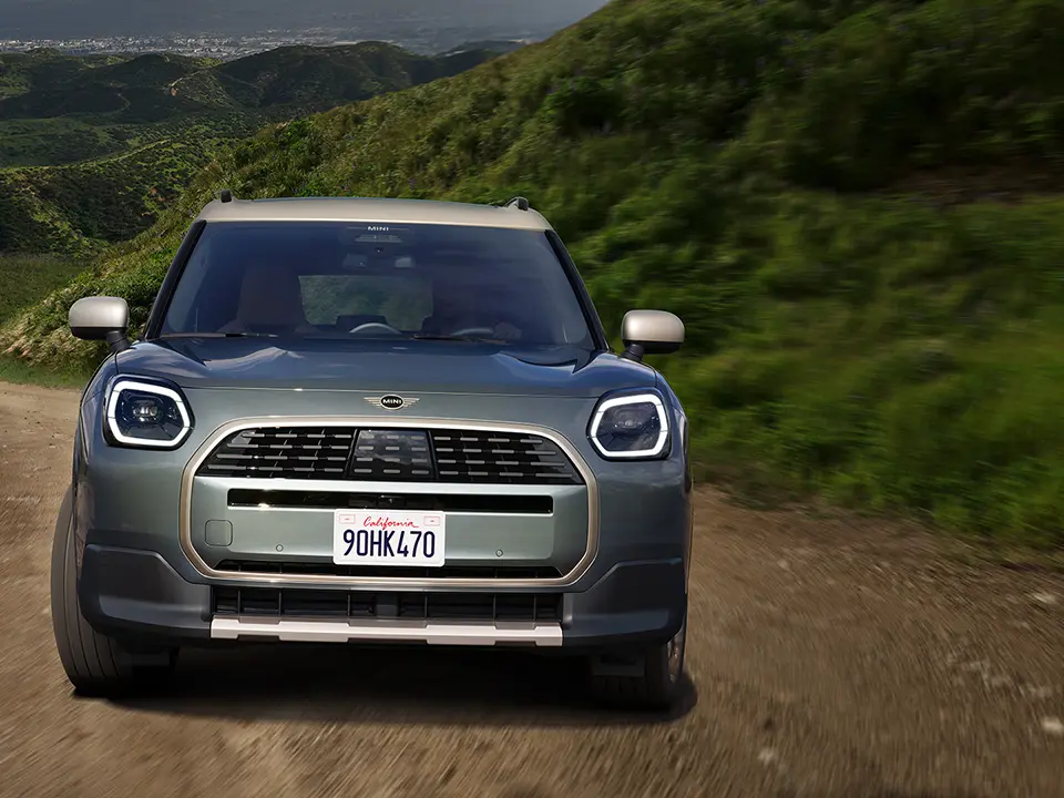 MINI Countryman - exteriér - predný pohľad na nespevnenej ceste
