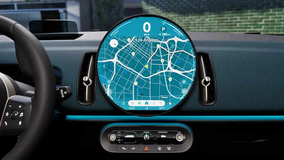 MINI Countryman - interiér - oled displej s mapou