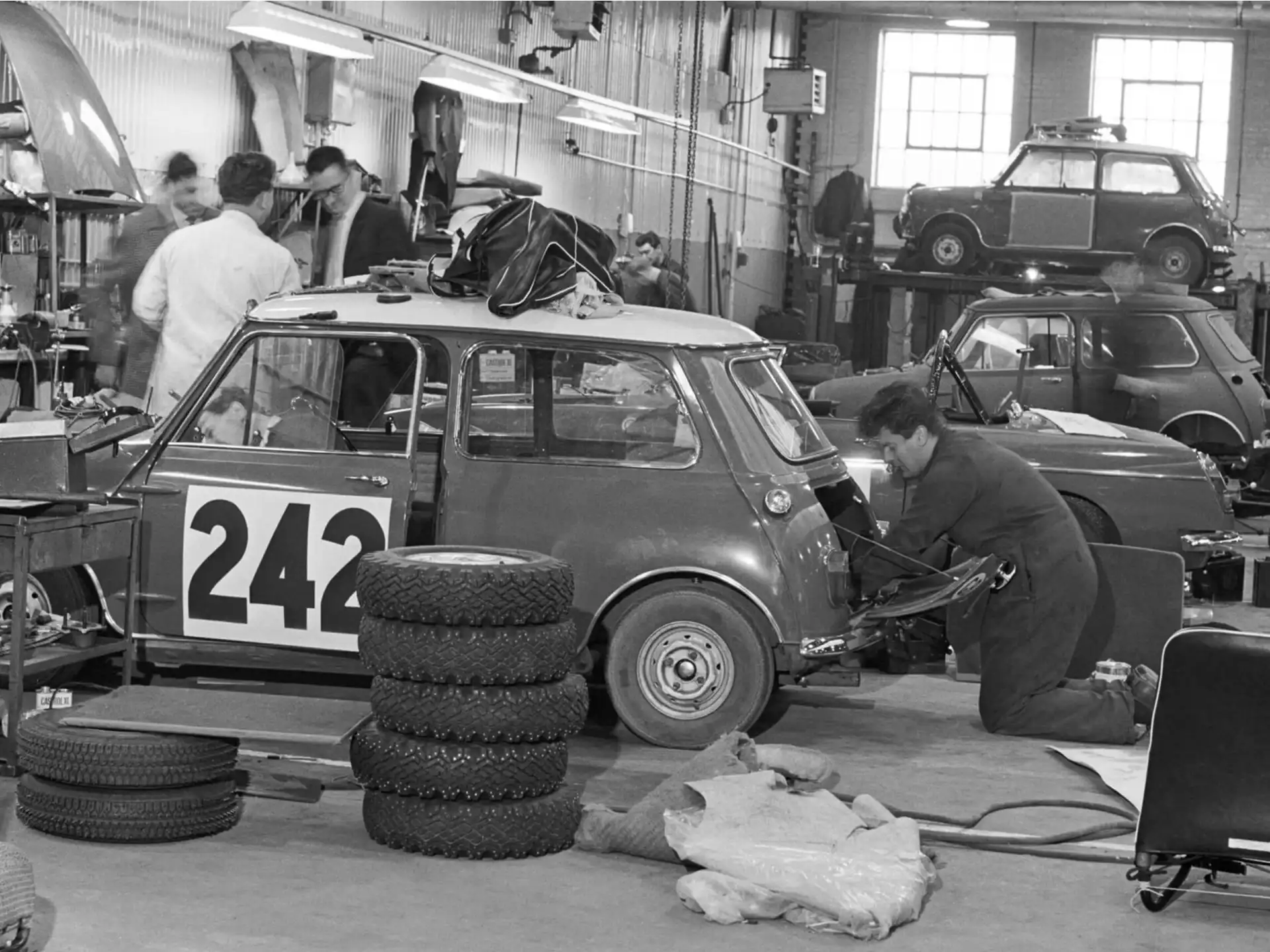 MINI John Cooper Works - staré Mini v dielni