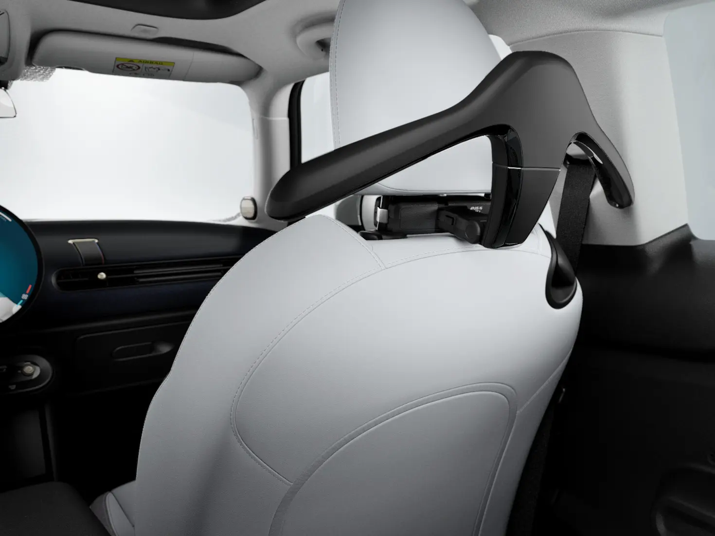 MINI vešiak na oblečenie v interiéri vozidla ako súčasť MINI Travel and Comfort systému.