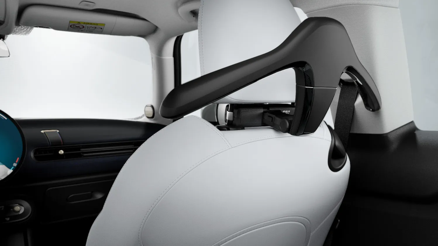 MINI vešiak na oblečenie v interiéri vozidla ako súčasť MINI Travel and Comfort systému.