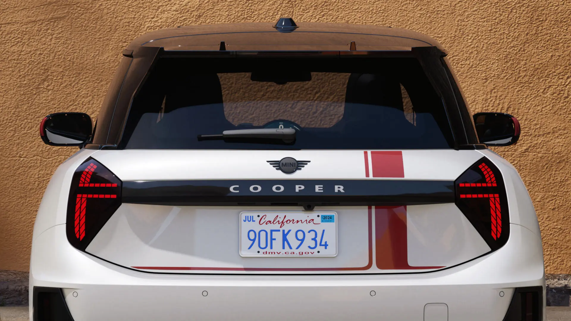 MINI Cooper 3-dverové s fóliami MINI John Cooper Works vo farbe Chili Red – pohľad zozadu. 