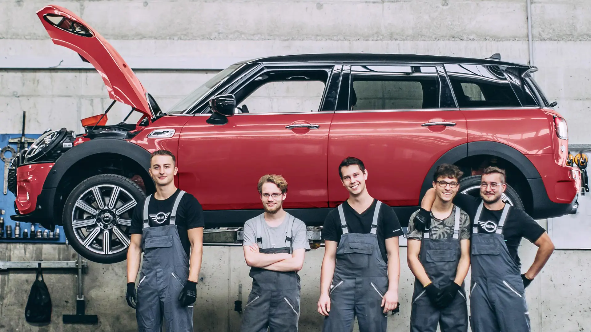 MINI Service Inclusive – MINI technici pred vozidlom MINI Countryman Cooper.