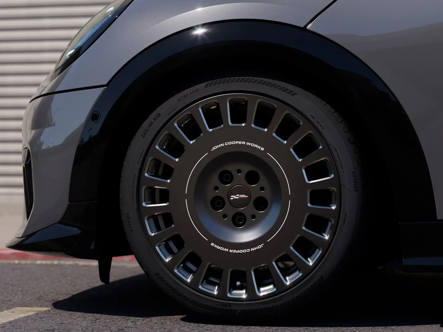 Detailný pohľad na diamantom vyfrézovaný prvok na 18-palcovom MINI JCW disku kolesa Rallye Spoke 964 Frozen Midnight Grey. 