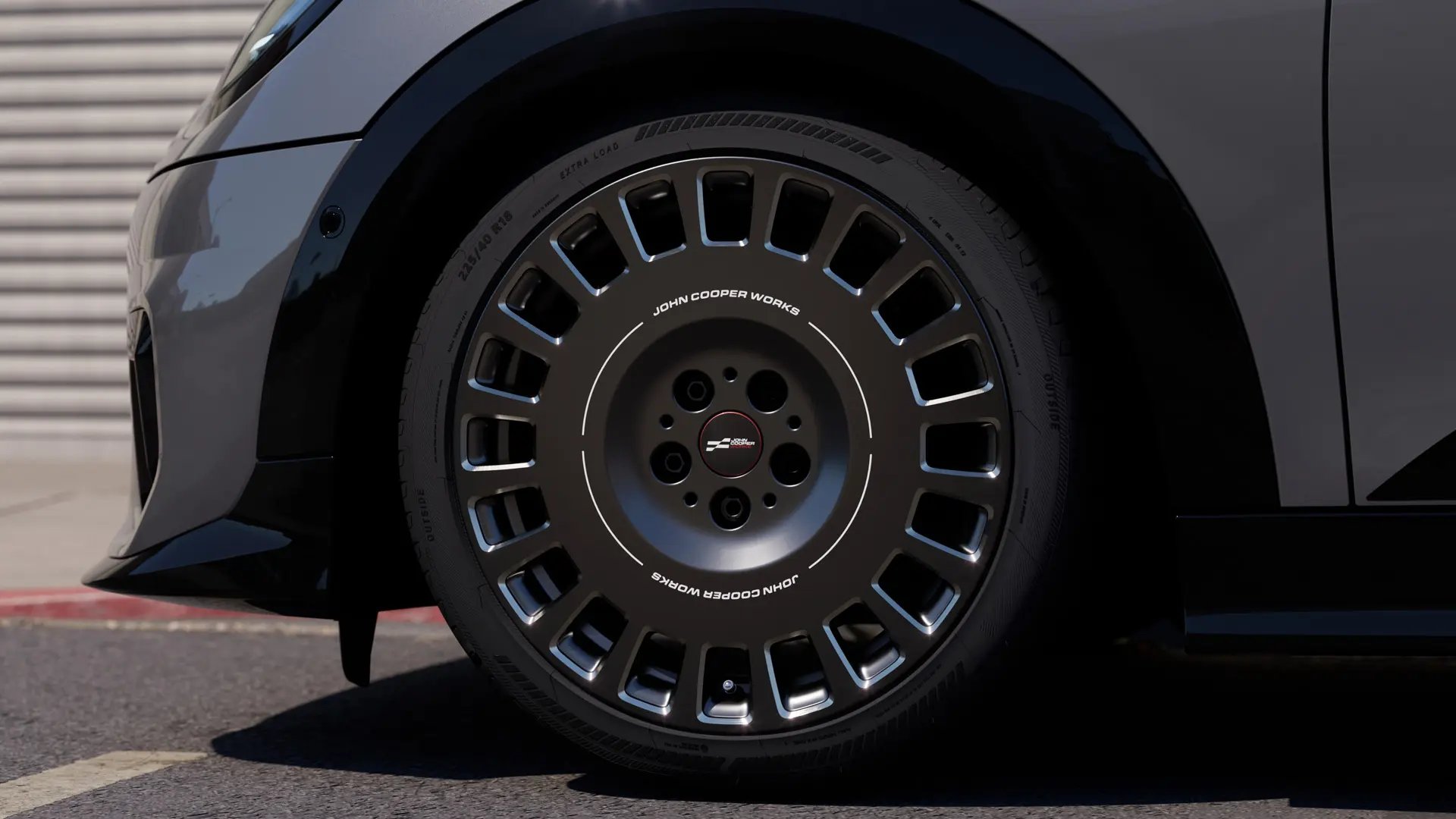 Detailný pohľad na diamantom vyfrézovaný prvok na 18-palcovom MINI JCW disku kolesa Rallye Spoke 964 Frozen Midnight Grey. 