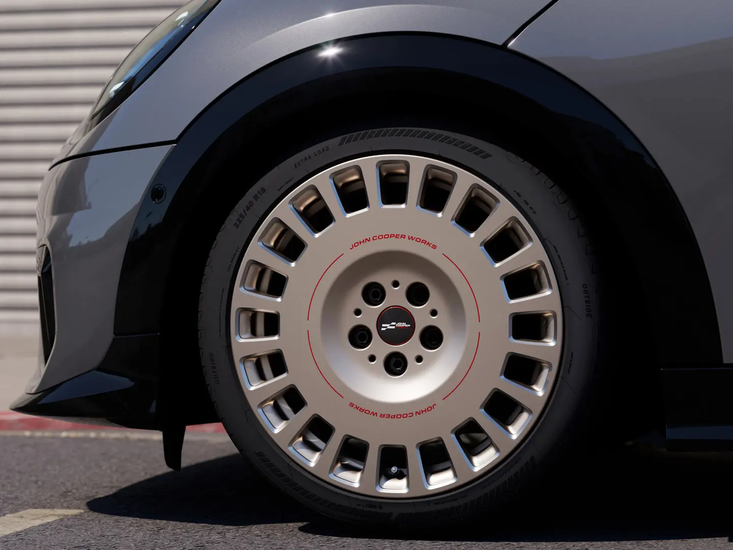 18-palcové MINI disky z ľahkej zliatiny Rallye Spoke 964 Vibrant Silver s povrchmi frézovanými diamantom, so schválenými pneumatikami označenými hviezdičkou. 