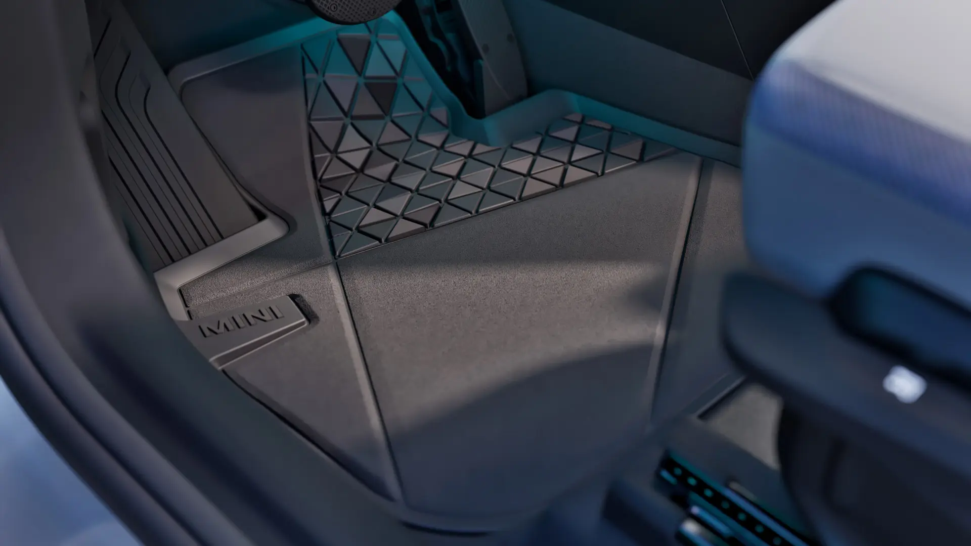 Rozmerovo presný MINI celoročný koberček v čiernej farbe s logom MINI.