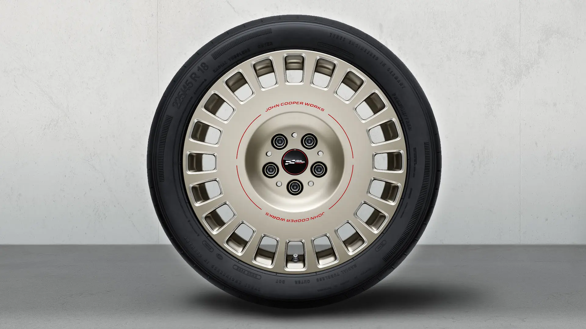 Detailný záber 18-palcového kolesa JCW Rallye Spoke 992 so zobrazením dvojfarebných dizajnových detailov vo vyhotovení Vibrant Silver s lesklým frézovaním.