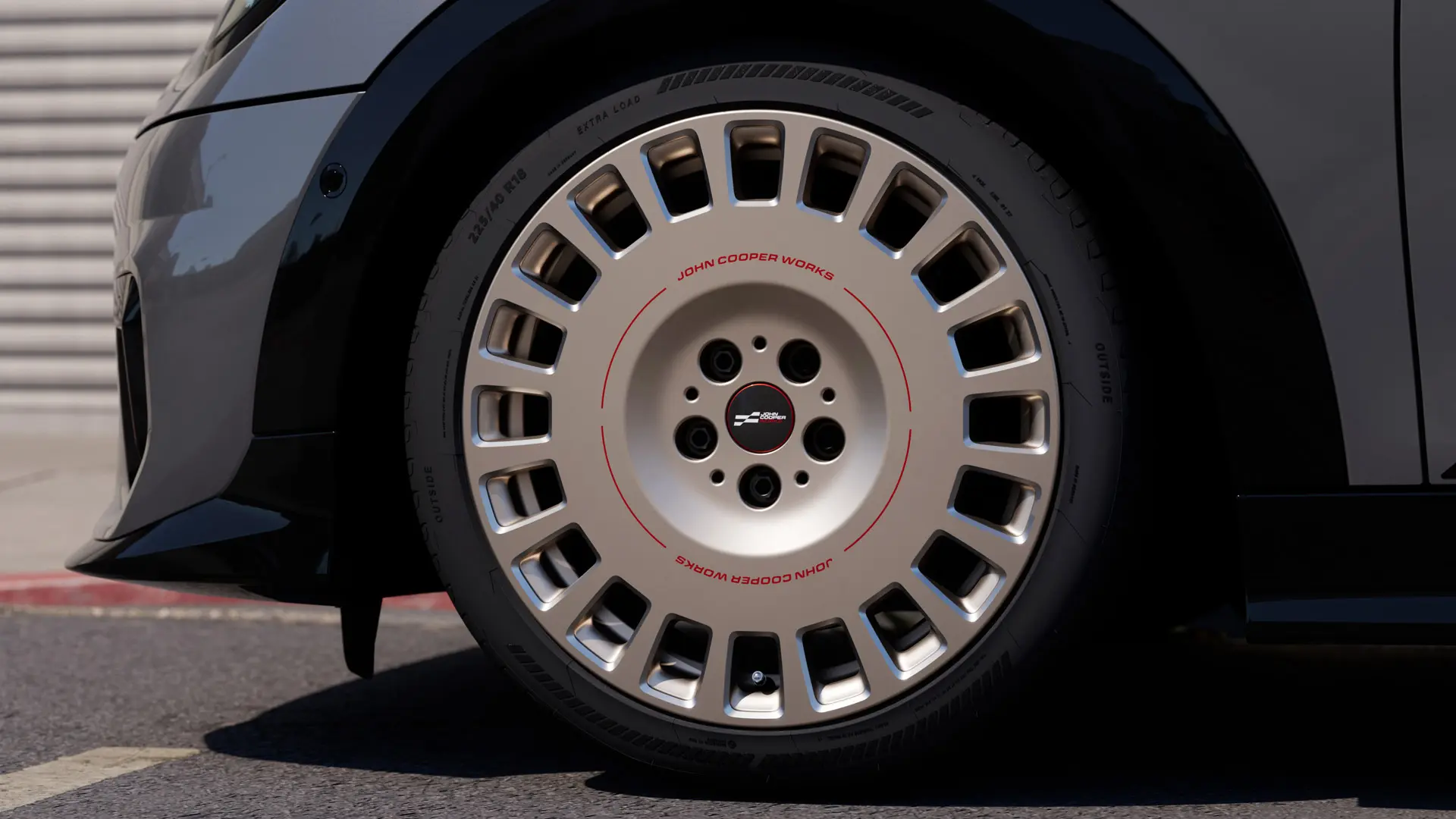 Koleso MINI JCW 18" Rallye Spoke 964 zo zliatiny vo farbe Vibrant Silver s pevnejším, uzavretým dizajnom lúčov. 