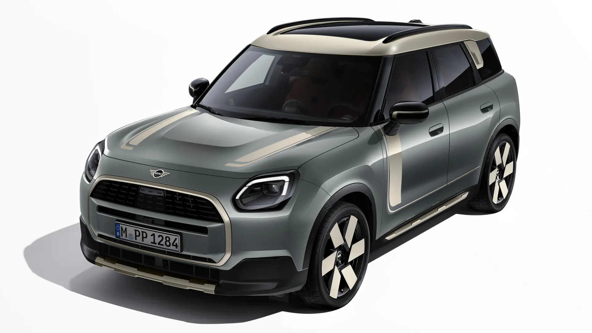 MINI Countryman Electric vo farbe Smokey Green s MINI nálepkami Favoured vo farbe Vibrant Silver, trojštvrťový pohľad.