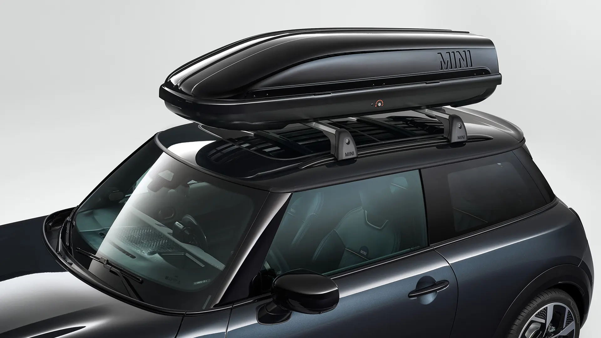 MINI Cooper 3-dverové v čiernej farbe s čiernym MINI strešným boxom 320.