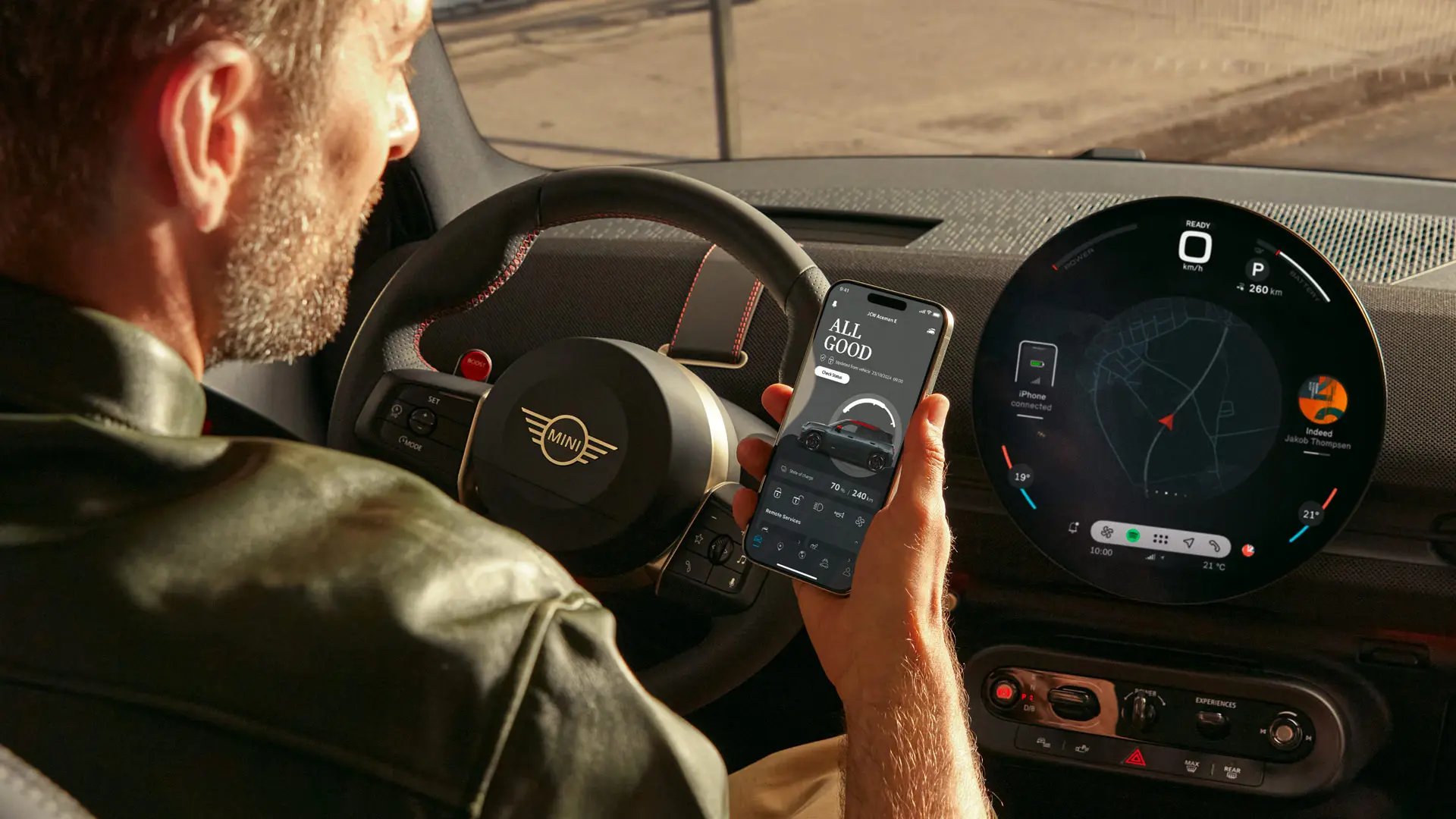 Vodič MINI využívajúci aplikáciu MINI vo svojom telefóne na účely navigácie.