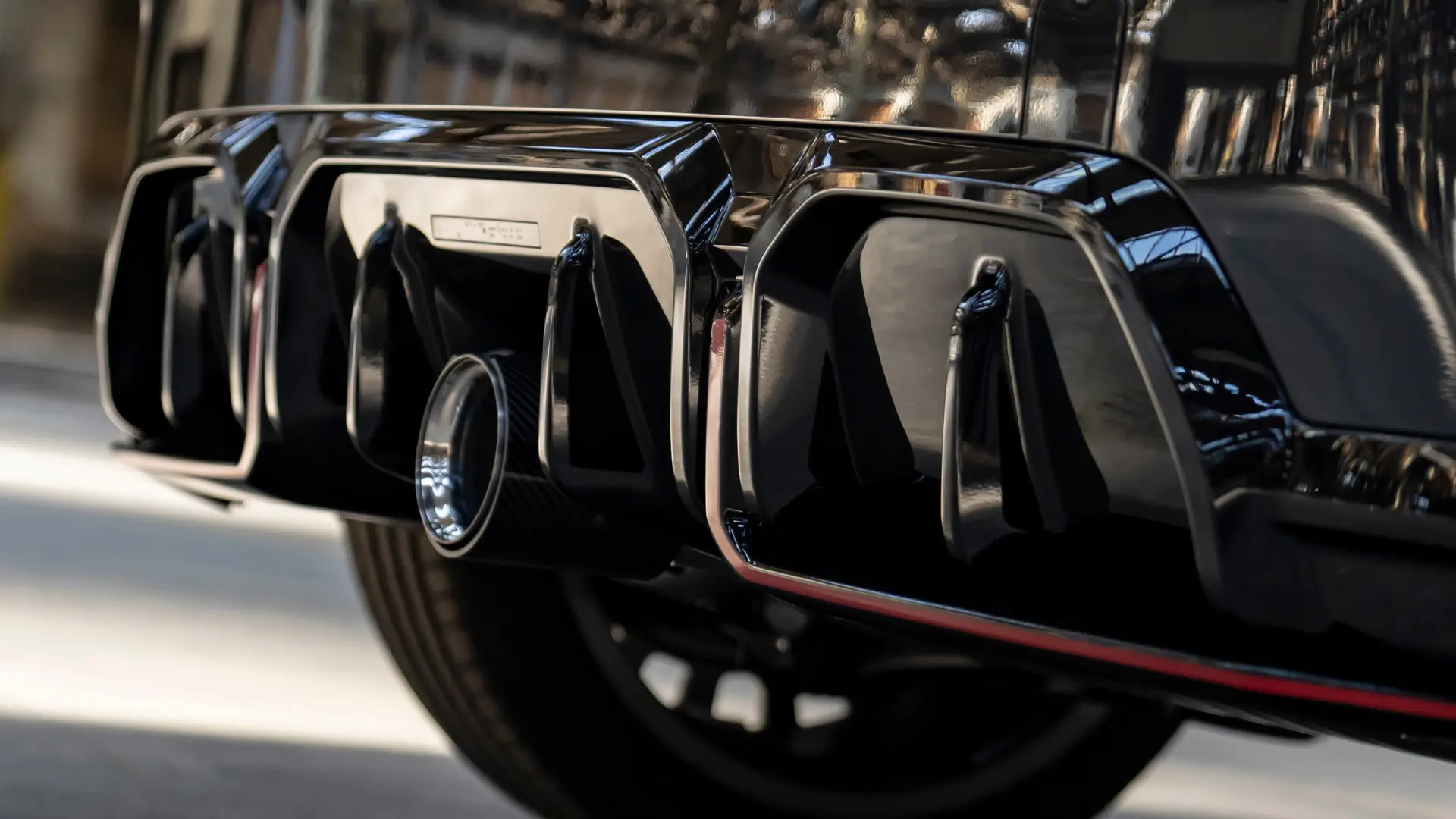 JCW difúzor vo vysokolesklej čiernej farbe s červeným lemovaním.