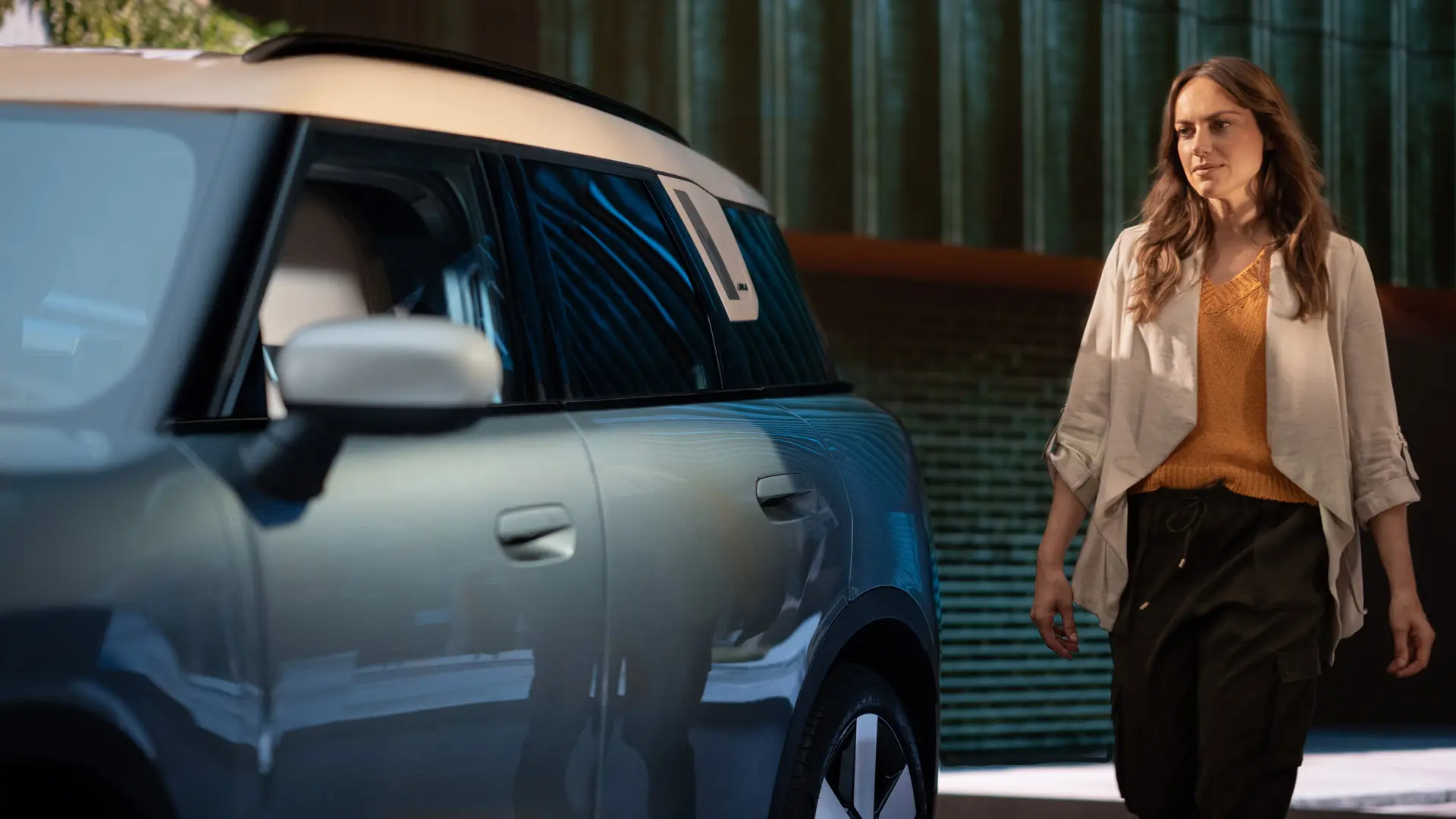 Zákazníčka v centre MINI po konzultácii s MINI Financial Services. 