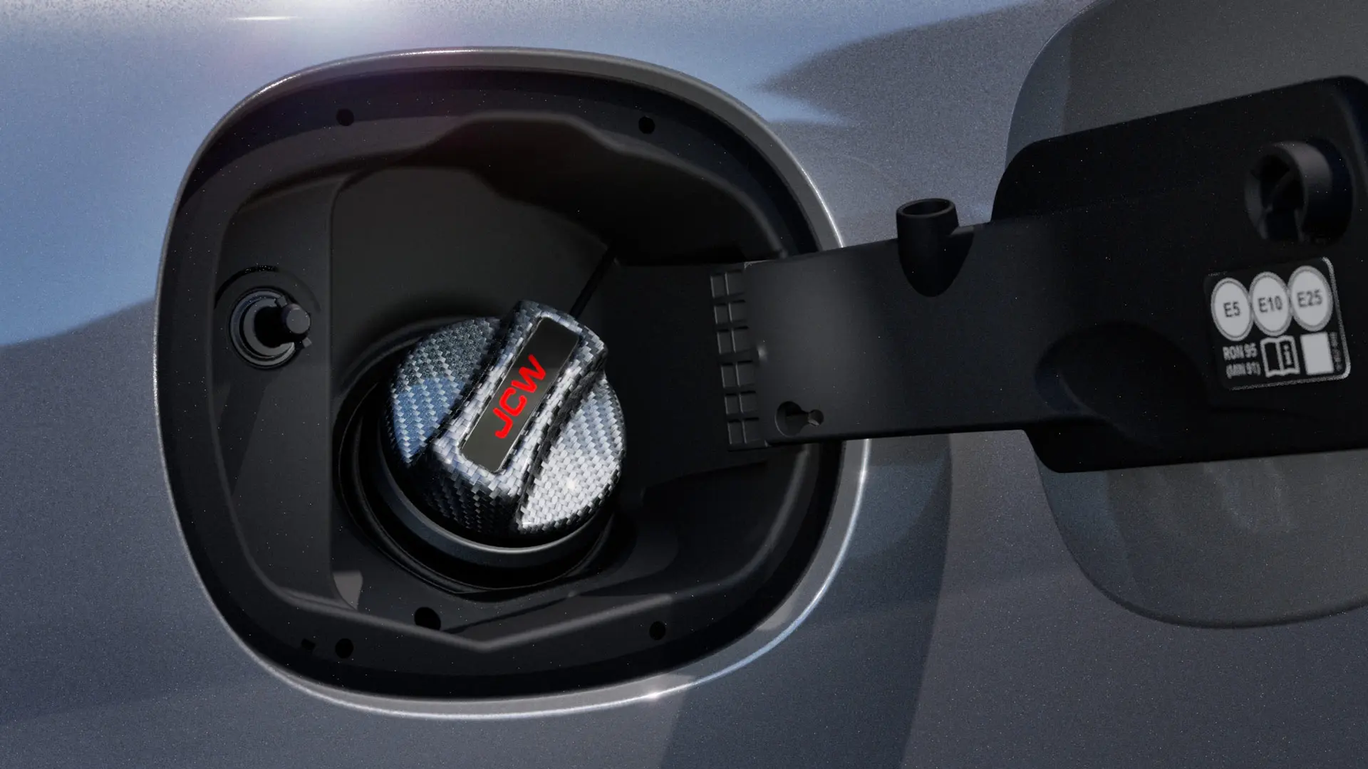 John Cooper Works karbónový kryt palivovej nádrže s nápisom JCW.