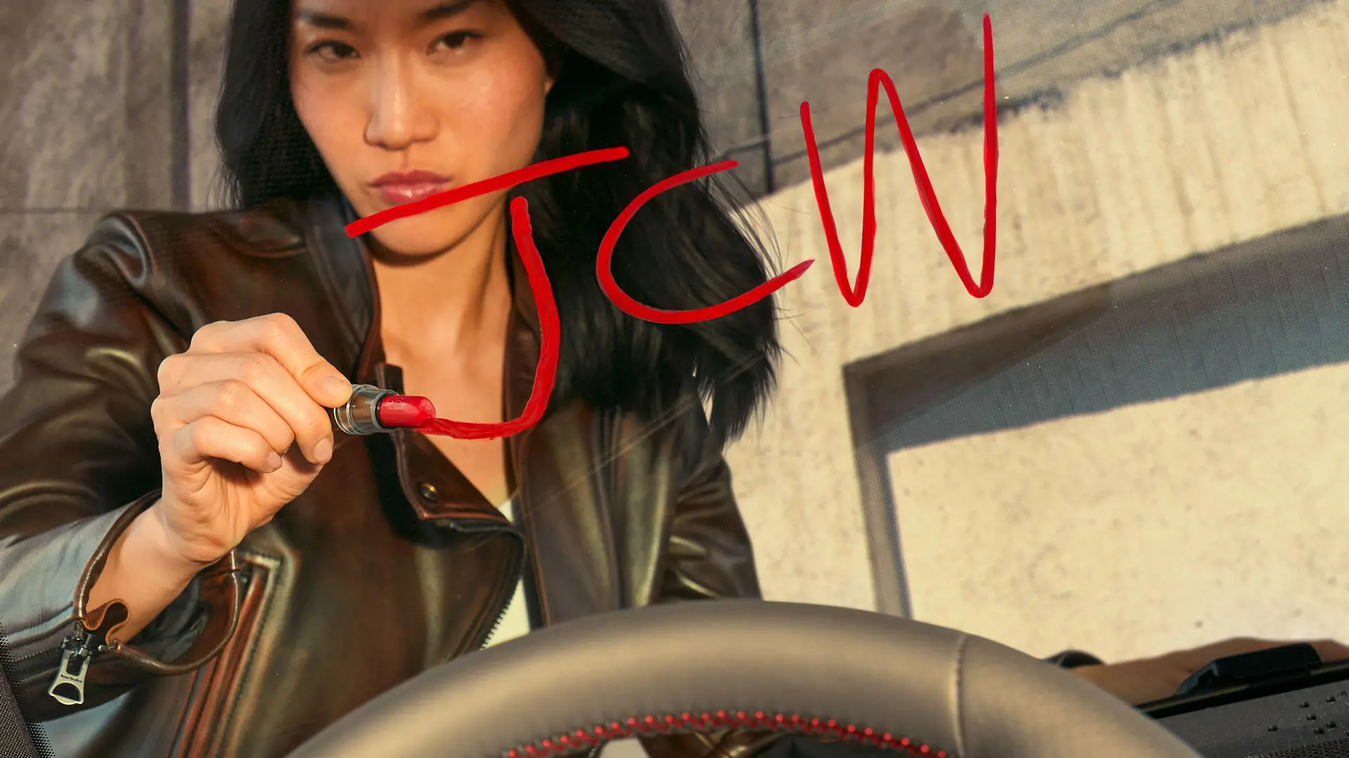 Žena v centre MINI čaká na testovaciu jazdu JCW. 