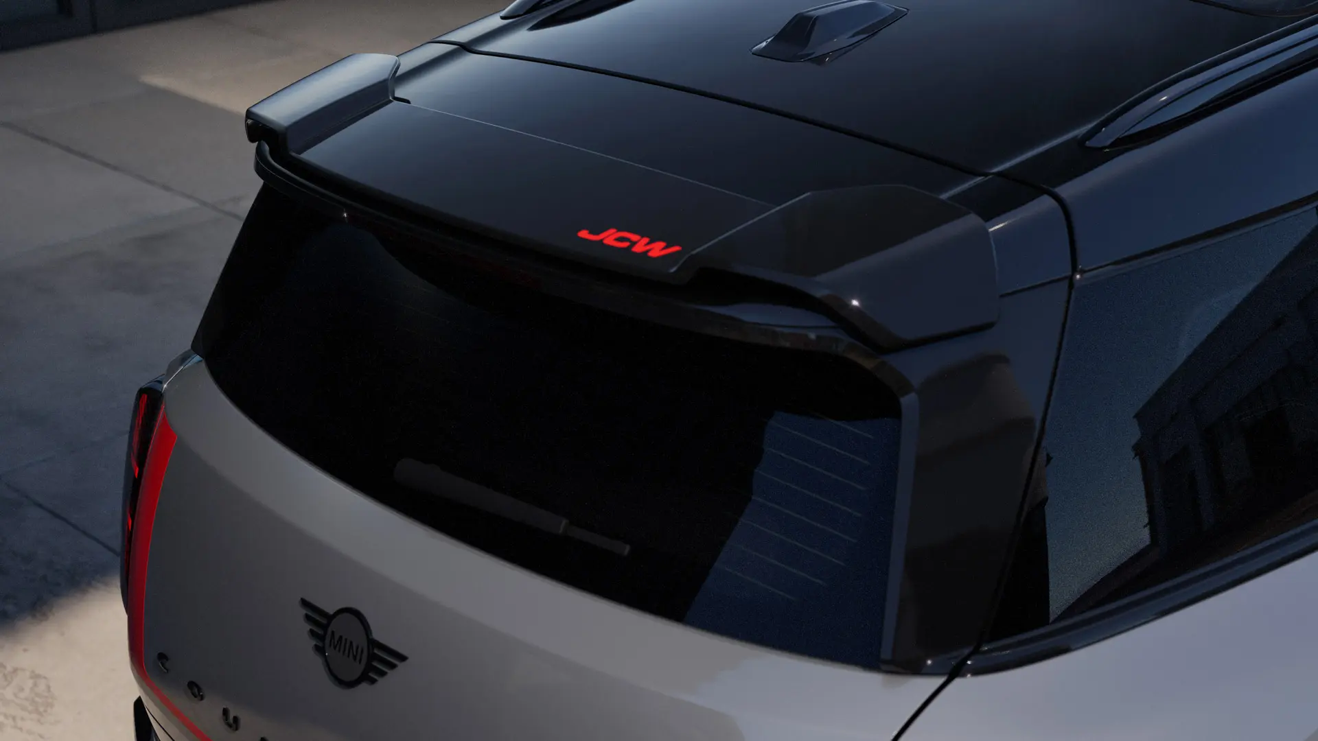 MINI John Cooper Works okrajový nadstavec strešného spojlera vo farbe John Cooper Works Chili Red.