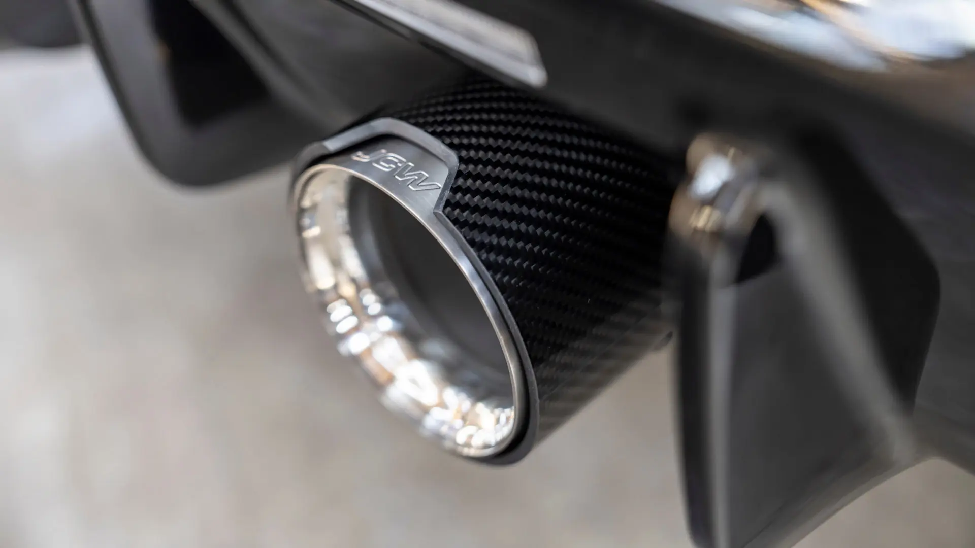 John Cooper Works karbónové koncovky výfuku je možné pripevniť k výfukovému systému a dodať tým vášmu vozidlu motoršportový vzhľad. 