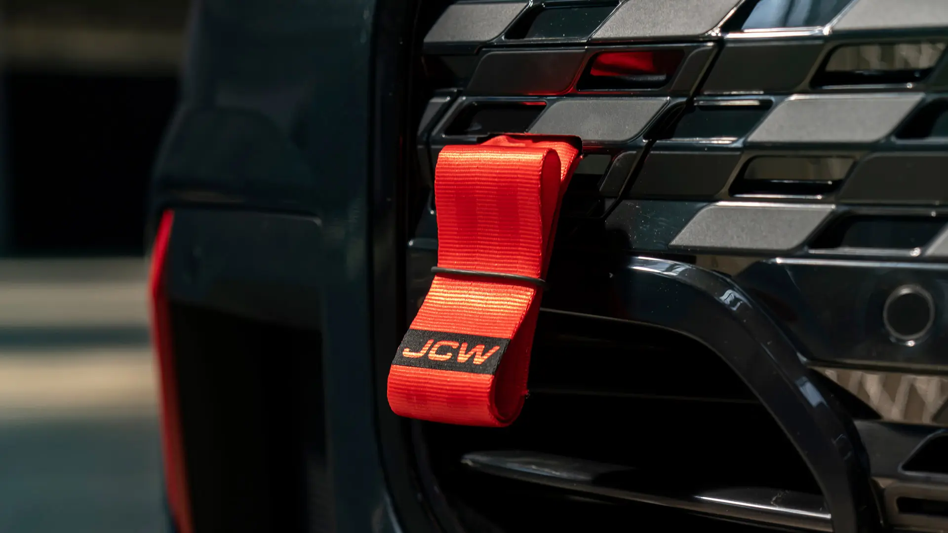 Červený MINI John Cooper Works vlečný popruh s čiernym logom JCW má dĺžku hriadeľa 90 mm.
