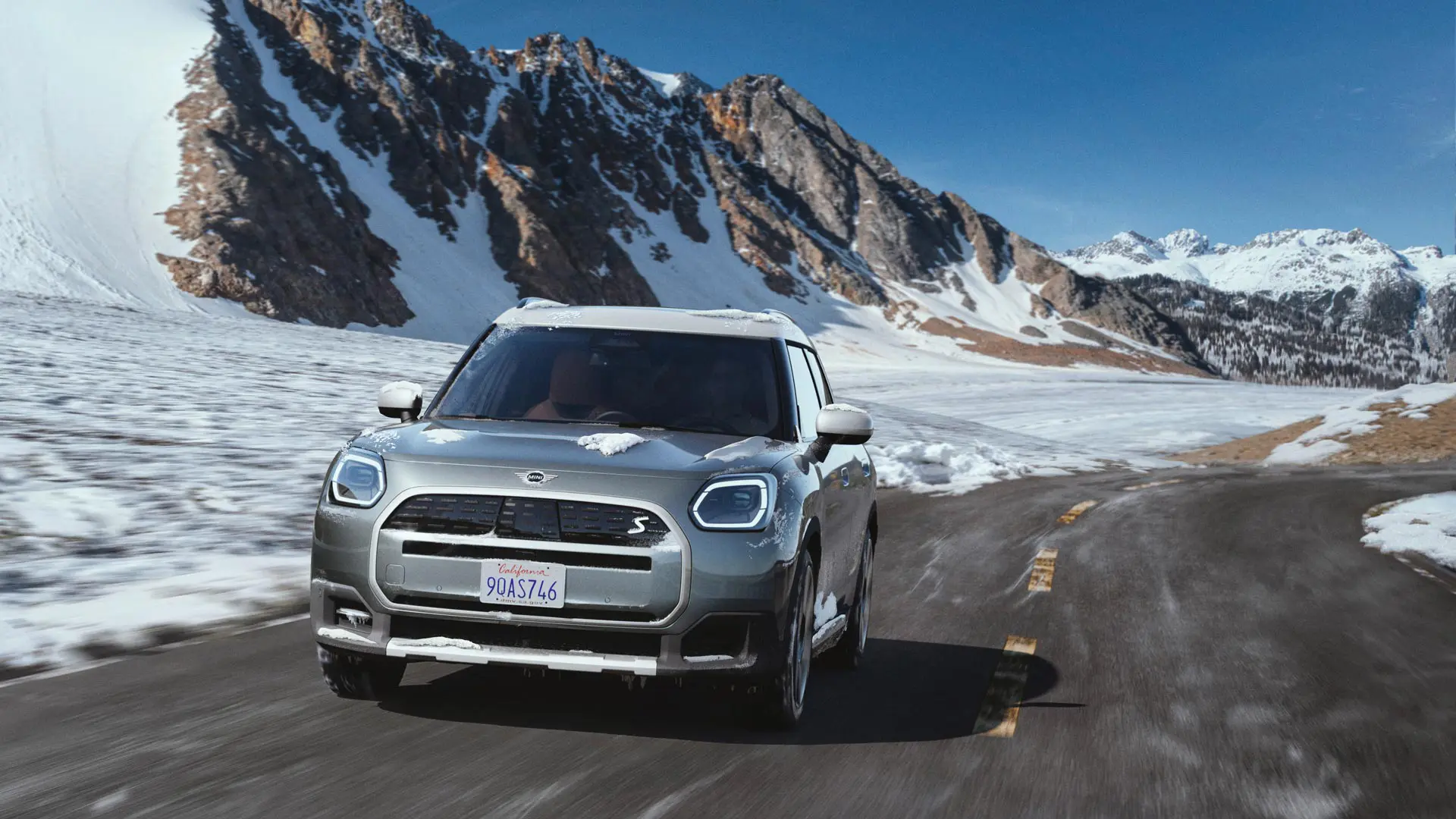 MINI Countryman na snehu.