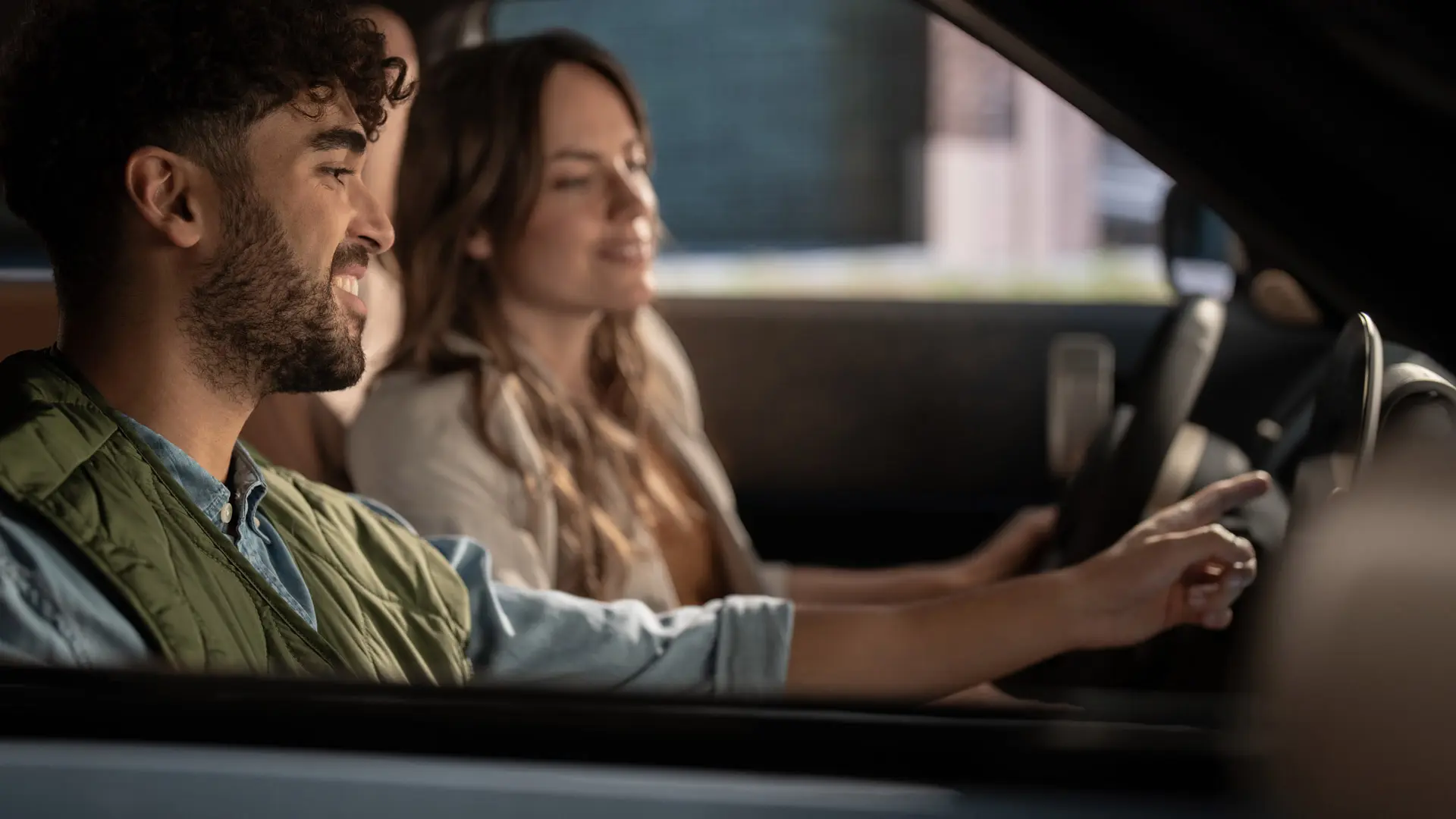 Dvojica sediaca v MINI.